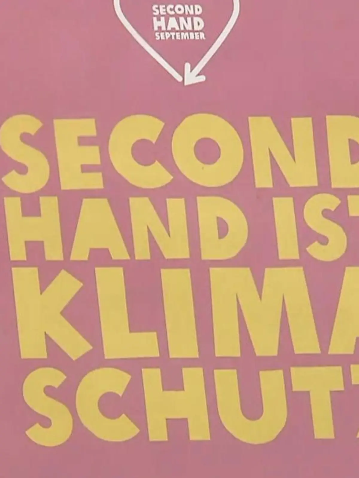Second Hand einzukaufen hat so seine Vorteile: Man schont nicht nur die Umwelt sondern auch den Geldbeutel. Doch was man nie weiß: Wie gut hat der Vorbesitzer die Kleidungsstücke gepflegt? Kann Second-Hand-Kleidung möglicherweise eine Gesundheitsgefahr mit sich bringen?