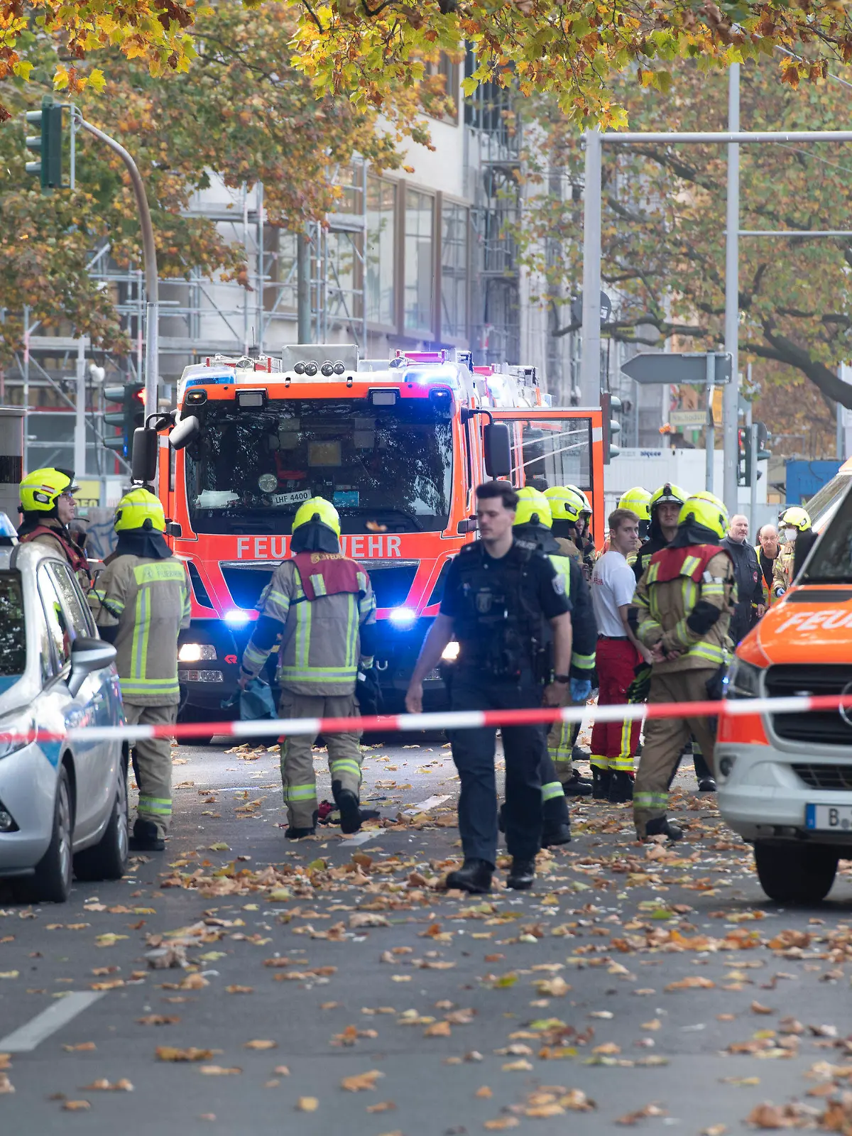31.10.2022, Berlin: Einsatzfahrzeuge von Polizei und Feuerwehr stehen an der Bundesallee in Berlin-Wilmersdorf, wo eine Radfahrerin  bei dem Verkehrsunfall mit einem Lastwagen lebensgefährlich verletzt wurde. Die Verletzte sei unter dem Betonmischer eingeklemmt worden, teilte ein Sprecher der Feuerwehr mit. Auch der Lkw-Fahrer wurde bei dem Unfall verletzt. Einsatzkräfte der Berliner Feuerwehr sind nach Angaben eines Sprechers wegen Protesten von Klimademonstranten zudem verspätet am Unfallort eingetroffen. Foto: Paul Zinken/dpa +++ dpa-Bildfunk +++