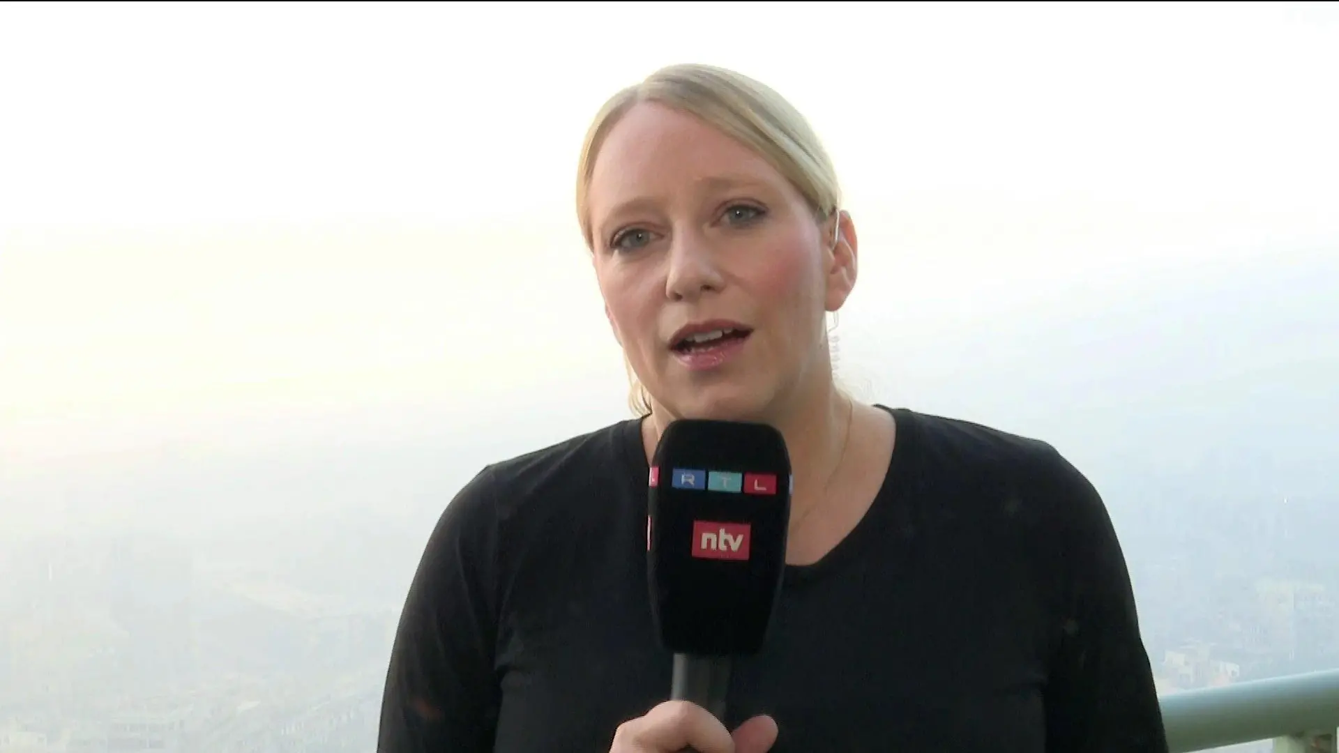 RTL-Reporterin Nadine to Roxel ist dabei, als am Regierungsflieger von Olaf Scholz Raketenalarm herrscht.