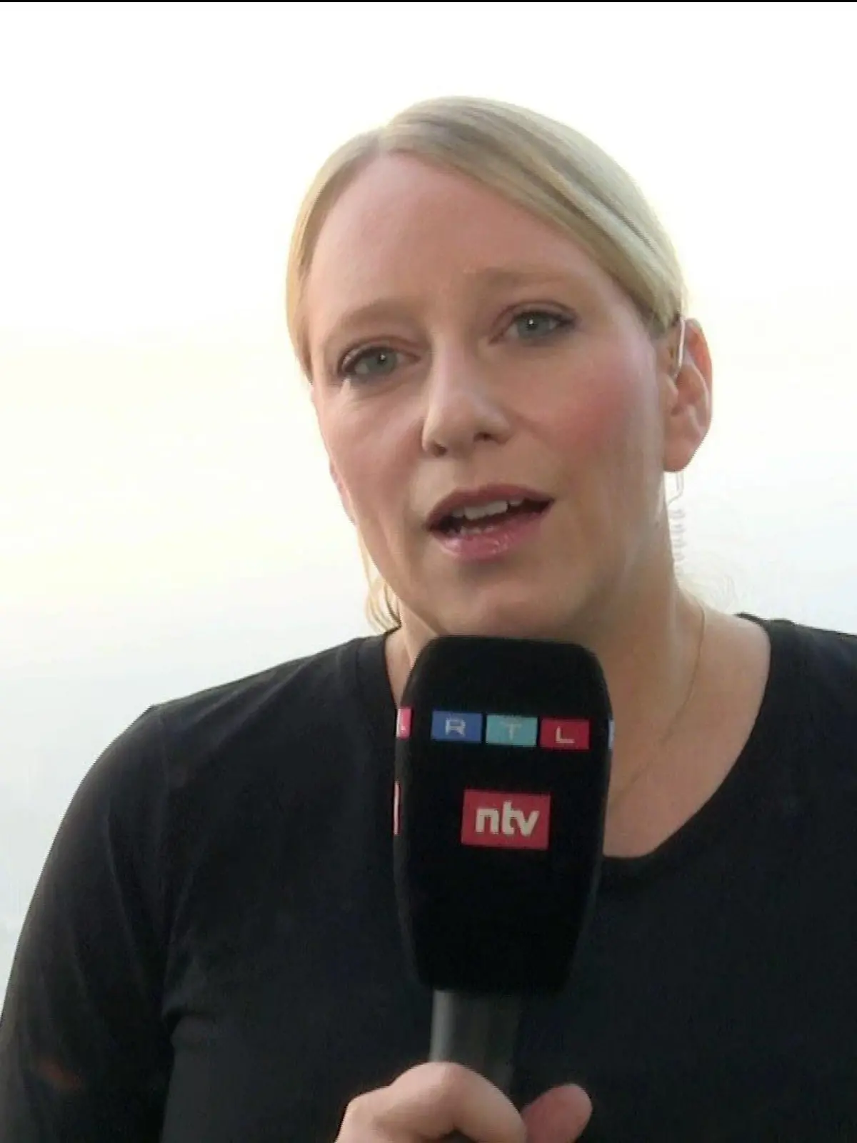 RTL-Reporterin Nadine to Roxel ist dabei, als am Regierungsflieger von Olaf Scholz Raketenalarm herrscht.