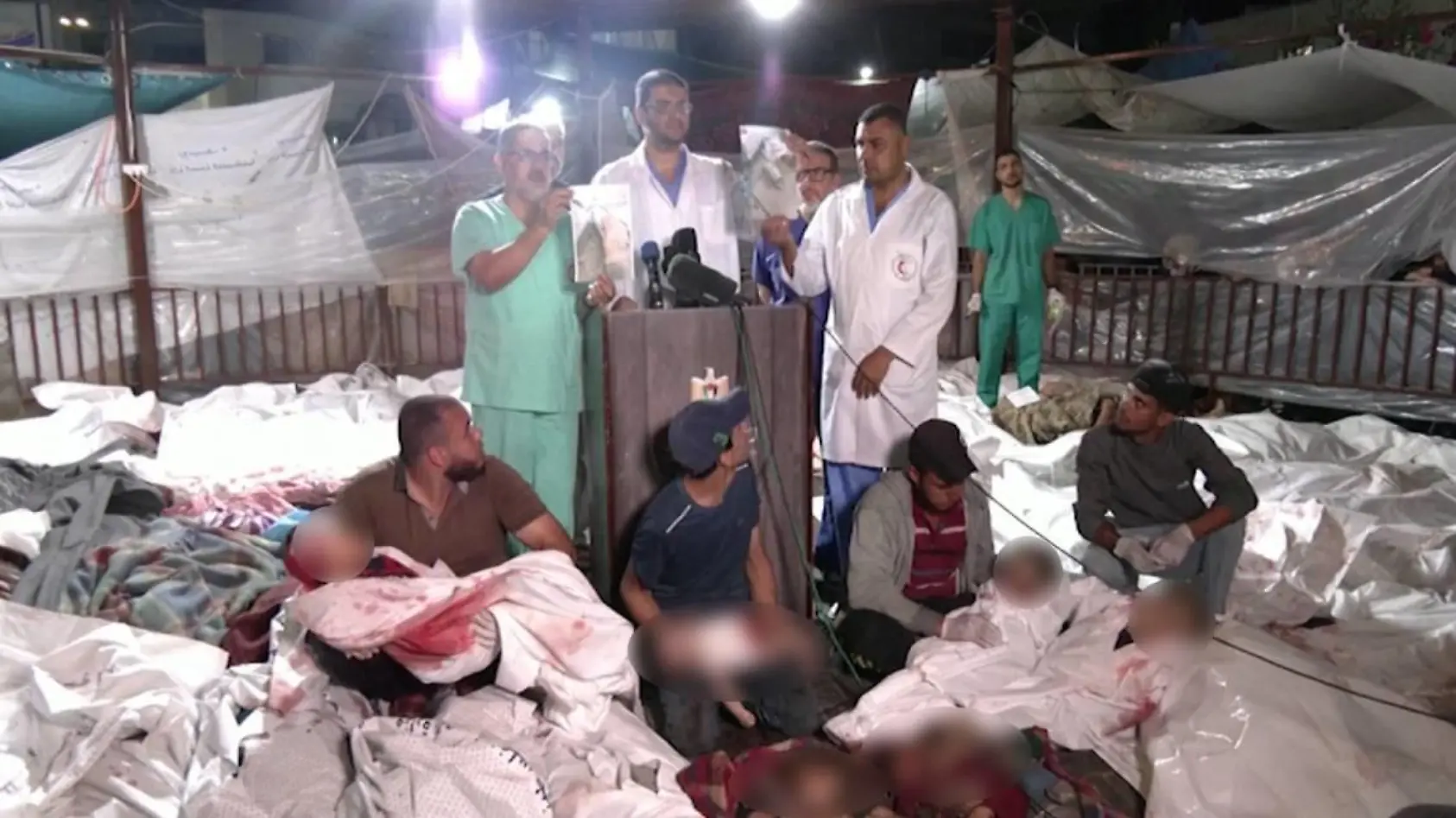 Arzt spricht zwischen Kinderleichen