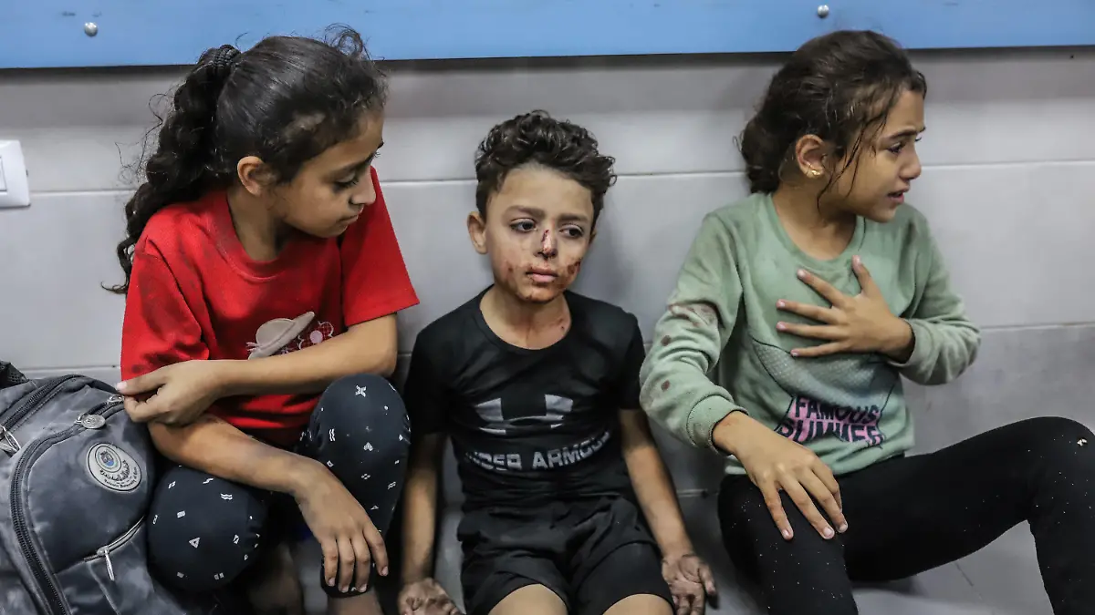17.10.2023, Palästinensische Gebiete, Gaza-Stadt: Verletzte palästinensische Kinder warten auf medizinische Versorgung im Al-Shifa Krankenhaus, nachdem sie im Ahli Arab Krankenhaus im Gazastreifen bei einem Raketeneinschlag verletzt wurden. In dem Ahli Arab Krankenhaus waren nach Angaben des dortigen Gesundheitsministeriums durch einen Raketeneinschlag Hunderte Menschen getötet und verletzt worden. Die genaue Zahl der Todesopfer war zunächst unklar. Woher die Rakete kam und ob es sich um einen Irrläufer handelte ist ebenfalls unklar. Foto: Mohammad Abu Elsebah/dpa +++ dpa-Bildfunk +++