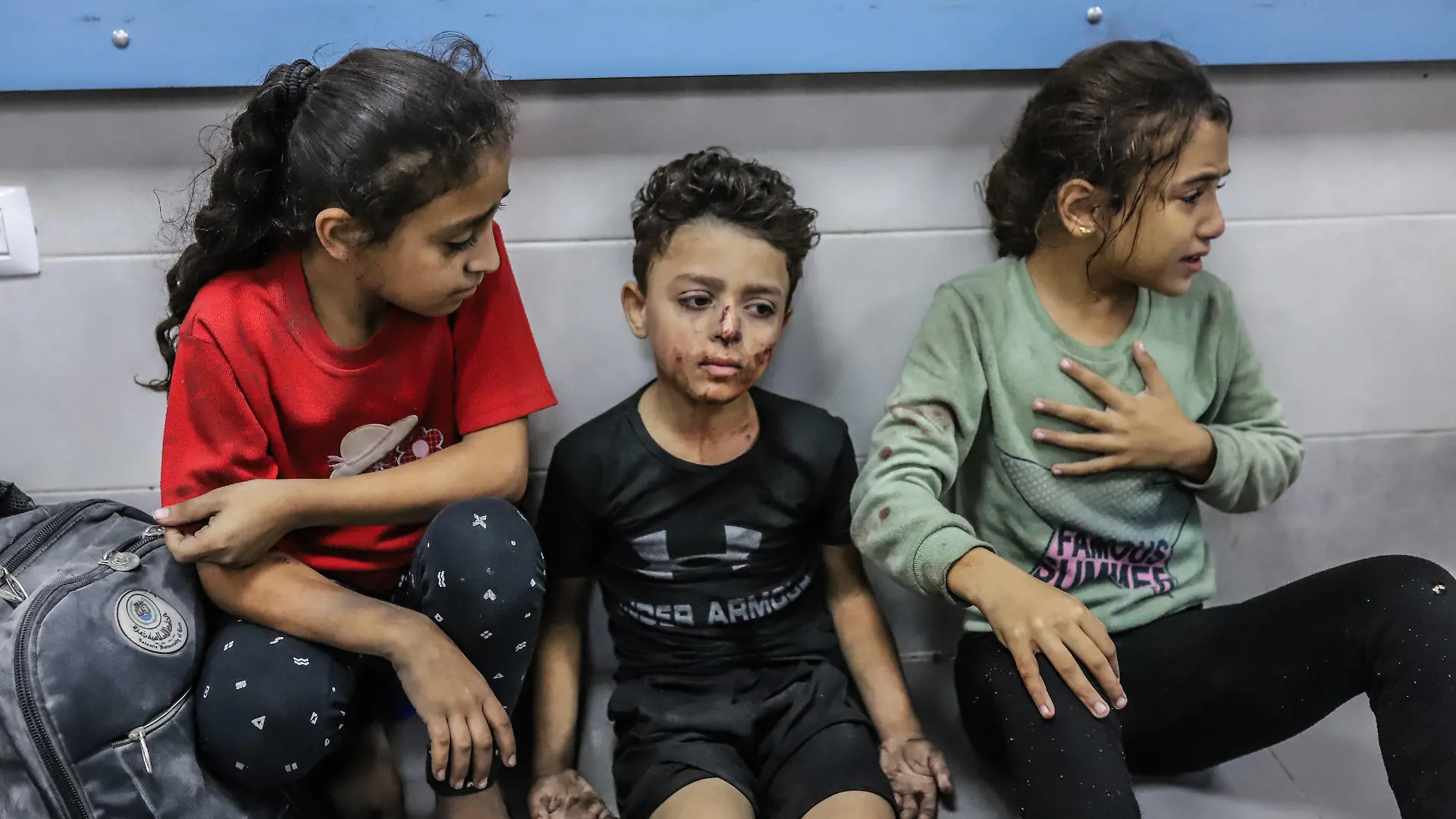 17.10.2023, Palästinensische Gebiete, Gaza-Stadt: Verletzte palästinensische Kinder warten auf medizinische Versorgung im Al-Shifa Krankenhaus, nachdem sie im Ahli Arab Krankenhaus im Gazastreifen bei einem Raketeneinschlag verletzt wurden. In dem Ahli Arab Krankenhaus waren nach Angaben des dortigen Gesundheitsministeriums durch einen Raketeneinschlag Hunderte Menschen getötet und verletzt worden. Die genaue Zahl der Todesopfer war zunächst unklar. Woher die Rakete kam und ob es sich um einen Irrläufer handelte ist ebenfalls unklar. Foto: Mohammad Abu Elsebah/dpa +++ dpa-Bildfunk +++