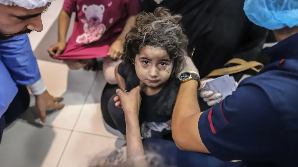 17.10.2023, Palästinensische Gebiete, Gaza-Stadt: Ein palästinensisches Mädchen wird im Al-Shifa Krankenhaus medizinisch versorgt, nachdem es im Ahli Arab Krankenhaus im Gazastreifen bei einem Raketeneinschlag verletzt wurde. In dem Ahli Arab Krankenhaus waren nach Angaben des dortigen Gesundheitsministeriums durch einen Raketeneinschlag Hunderte Menschen getötet und verletzt worden. Die genaue Zahl der Todesopfer war zunächst unklar. Woher die Rakete kam und ob es sich um einen Irrläufer handelte ist ebenfalls unklar. Foto: Mohammad Abu Elsebah/dpa +++ dpa-Bildfunk +++