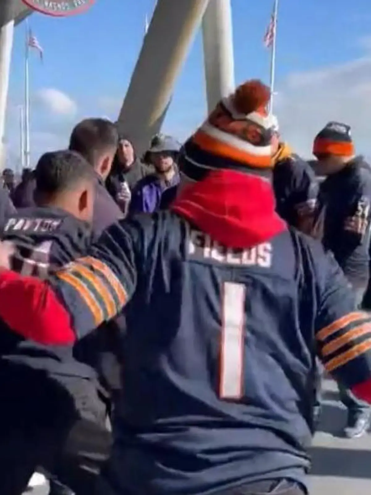 Nicht umsonst heißt es Notdurft...ein Streit um den Zutritt zur Toilette eskaliert beim Spiel zwischen den Chicago Bears und den Minnesota Vikings komplett. Zwei Fans aus dem Bears-Lager sind sich nicht grün, dann geht die Schlägerei plötzlich los. Und diese könnte rechtliche Konsequenzen nach sich ziehen.