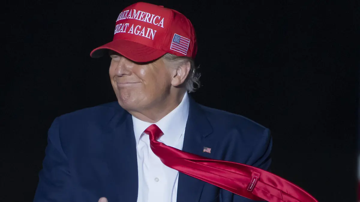  Former President Donald Trump bids farewell to supporters at the Save America rally at Arnold Palmer Regional Airport in Latrobe, Pennsylvania on Saturday, November 5, 2022. 1 PIT2022110559 ARCHIExCARPENTER