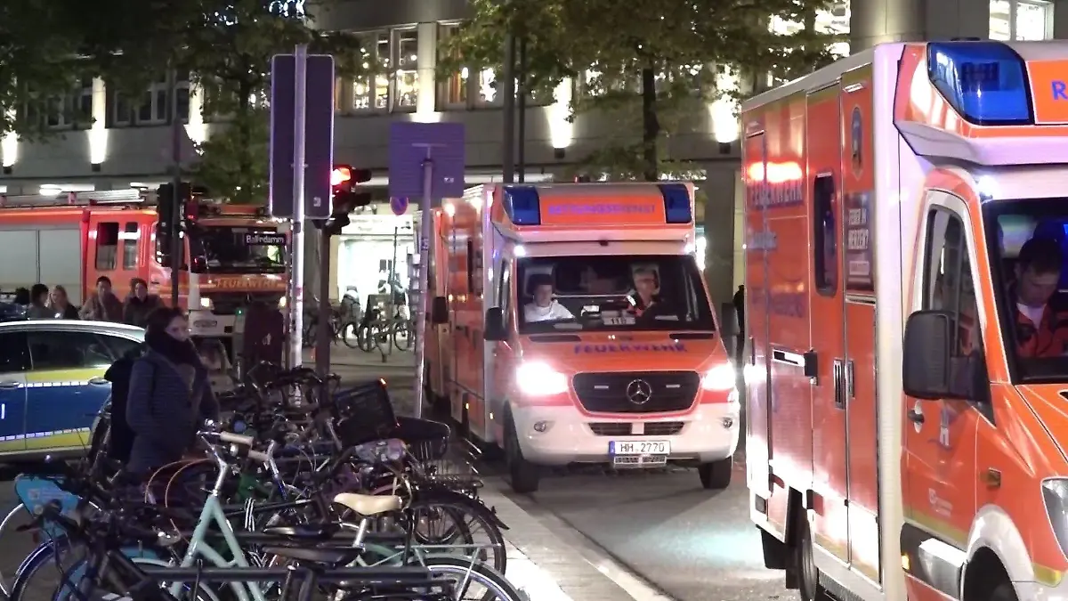 Der Rettungsdienst betreut die sechs Personen, die von den Atemwegsreizungen betroffen sind.