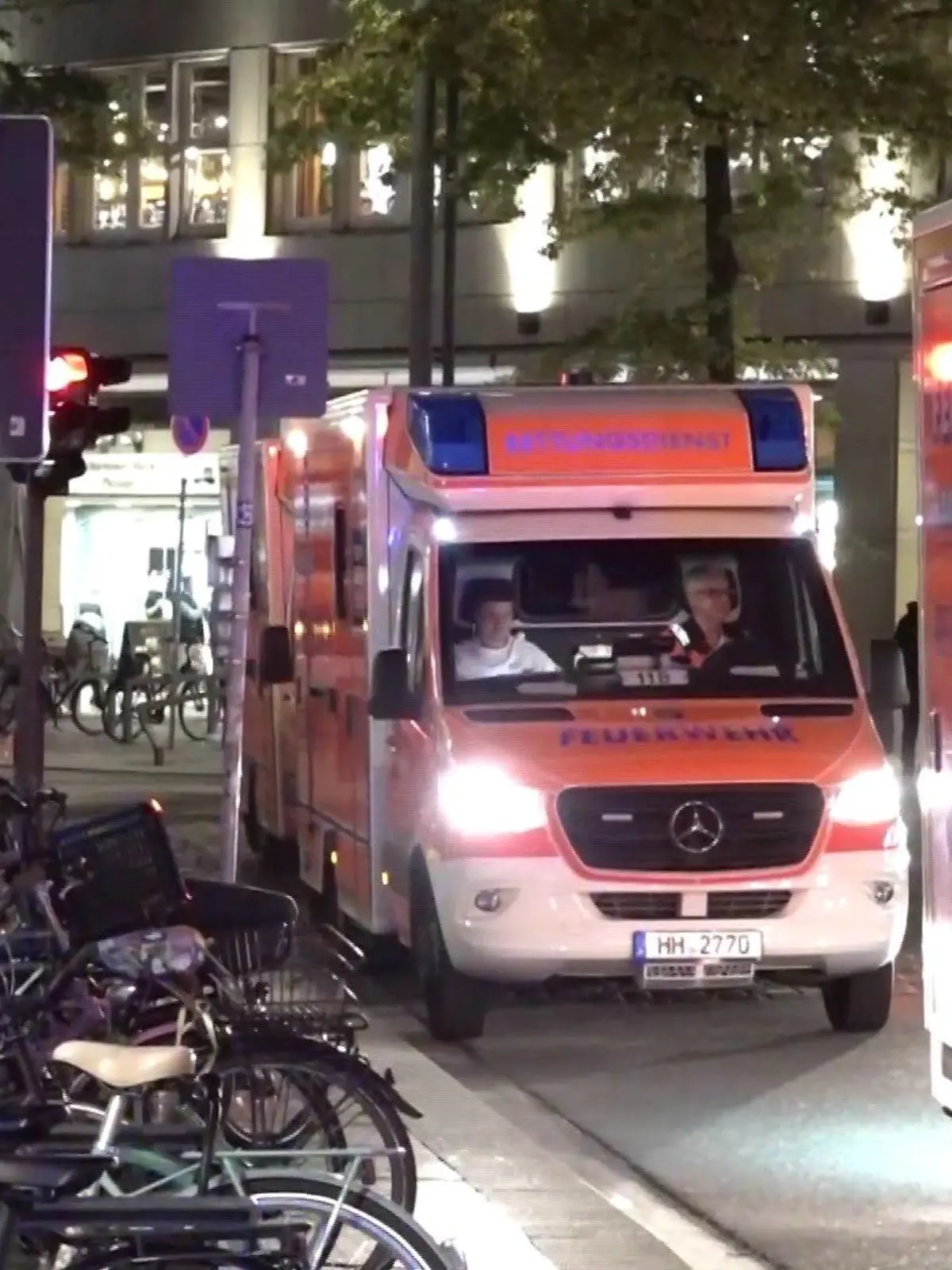 Der Rettungsdienst betreut die sechs Personen, die von den Atemwegsreizungen betroffen sind.