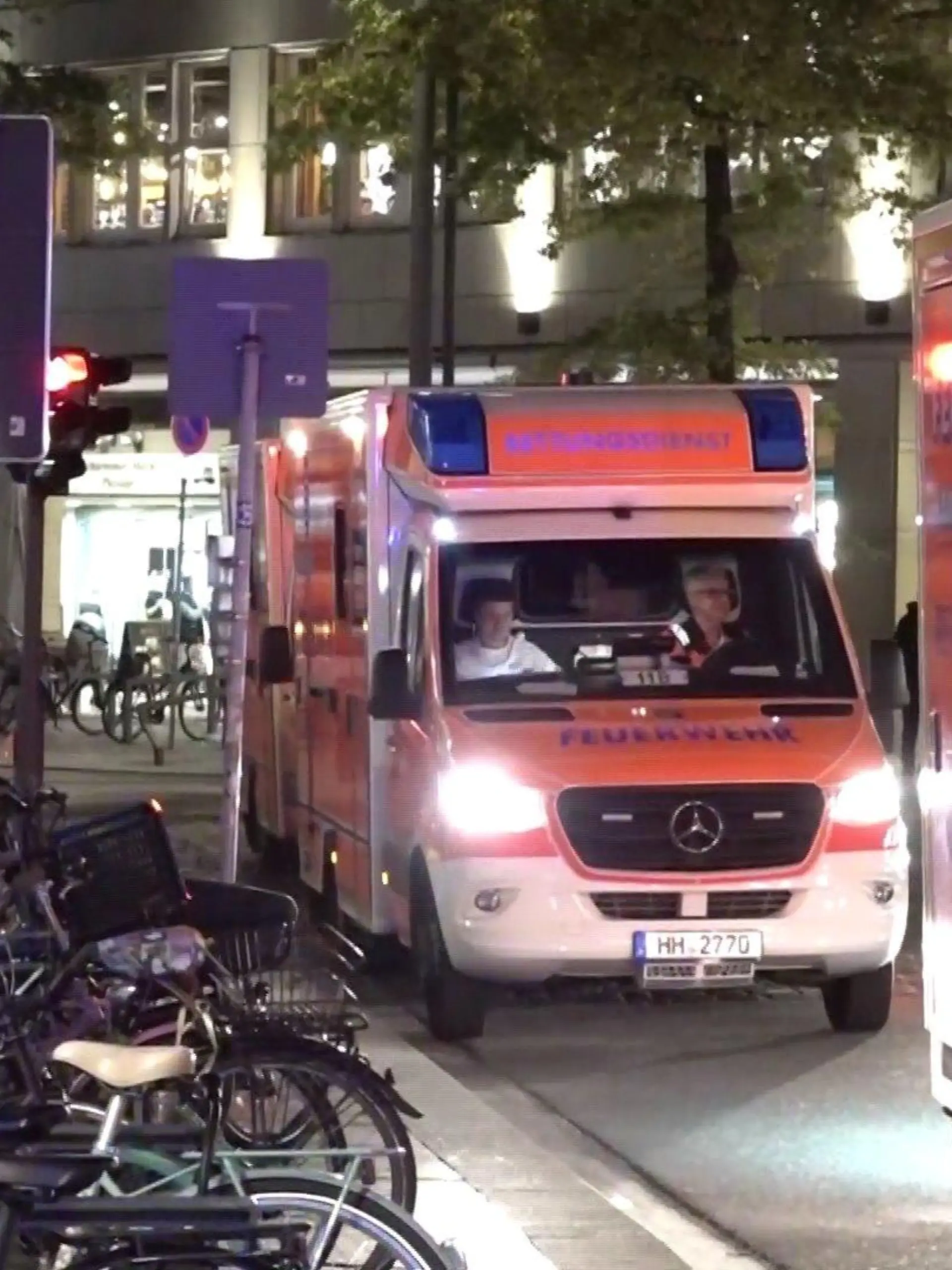Der Rettungsdienst betreut die sechs Personen, die von den Atemwegsreizungen betroffen sind.