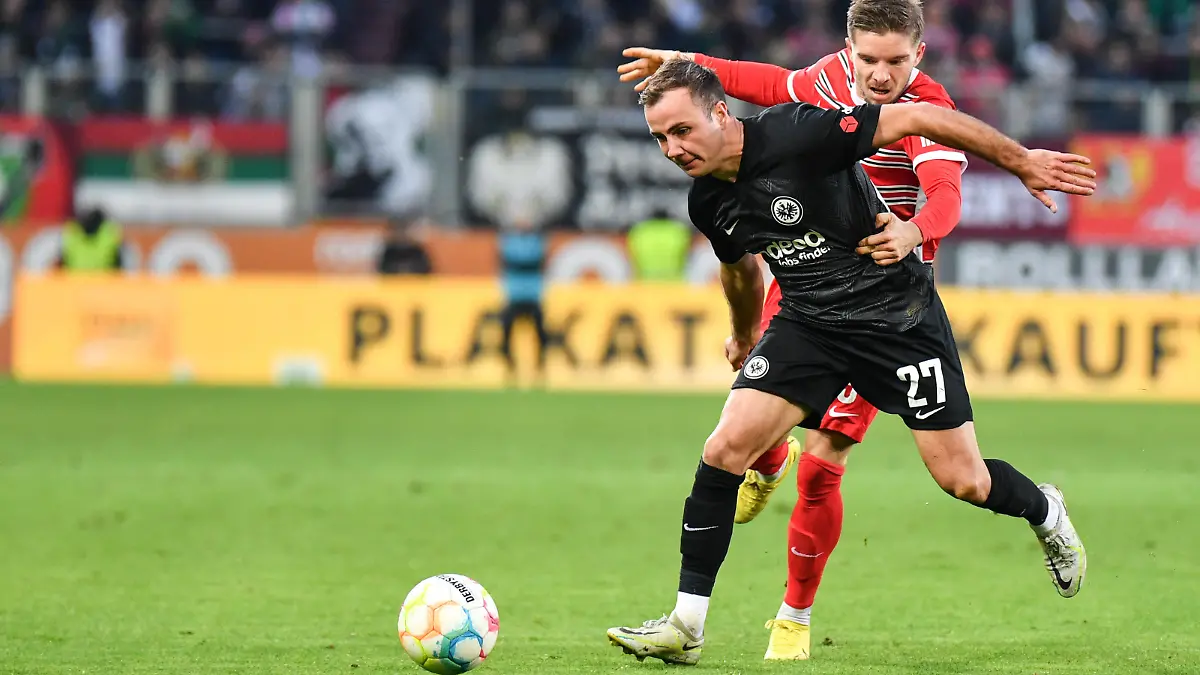  Mario Götze 27 Eintracht Frankfurt und Mads Petersen 3 FC Augsburg in Aktion beim Bundesligaspiel FC Augsburg - Eintracht Frankfurt am 05.11.2022 Augsburg WWK Arena Bayern Deutschland *** Mario Götze 27 Eintracht Frankfurt and Mads Petersen 3 FC Augsburg in action during the Bundesliga match FC Augsburg Eintracht Frankfurt on 05 11 2022 Augsburg WWK Arena Bayern Germany