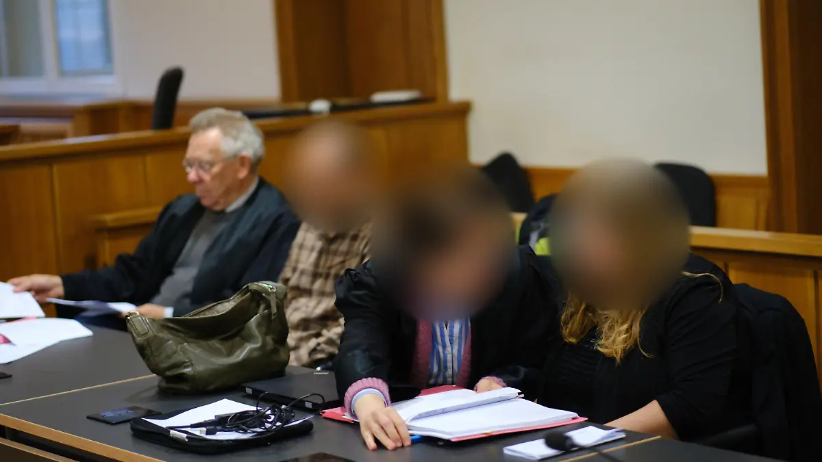09.10.2023, Niedersachsen, Oldenburg: Die Angeklagten Jens R. (2.v.l) und Marion S. (r) sowie ihre beiden Rechtsanwälte sitzen im Saal 1 des Landgerichts Oldenburg. Wegen schwerer Körperverletzung an ihrem Kind müssen sich eine Mutter und ein Vater vor dem Landgericht verantworten. Der Vater des Kindes soll dieses Anfang 2019 in Delmenhorst im Rahmen von Wiederbelebungsversuchen derart stark geschüttelt haben, dass dieses Einblutungen im Schädel erlitt, welche zu einem Behinderungsgrad von 70 Prozent geführt haben sollen. Die angeklagte Mutter des Kindes soll dieses Monate später erneut heftig geschüttelt haben. Foto: Markus Hibbeler/dpa - ACHTUNG: Person(en) wurde(n) aus rechtlichen Gründen gepixelt +++ dpa-Bildfunk +++