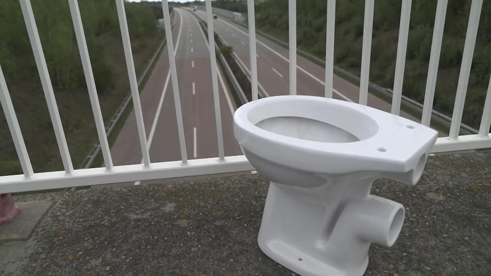 Kloschüssel auf Autobahn geworfen