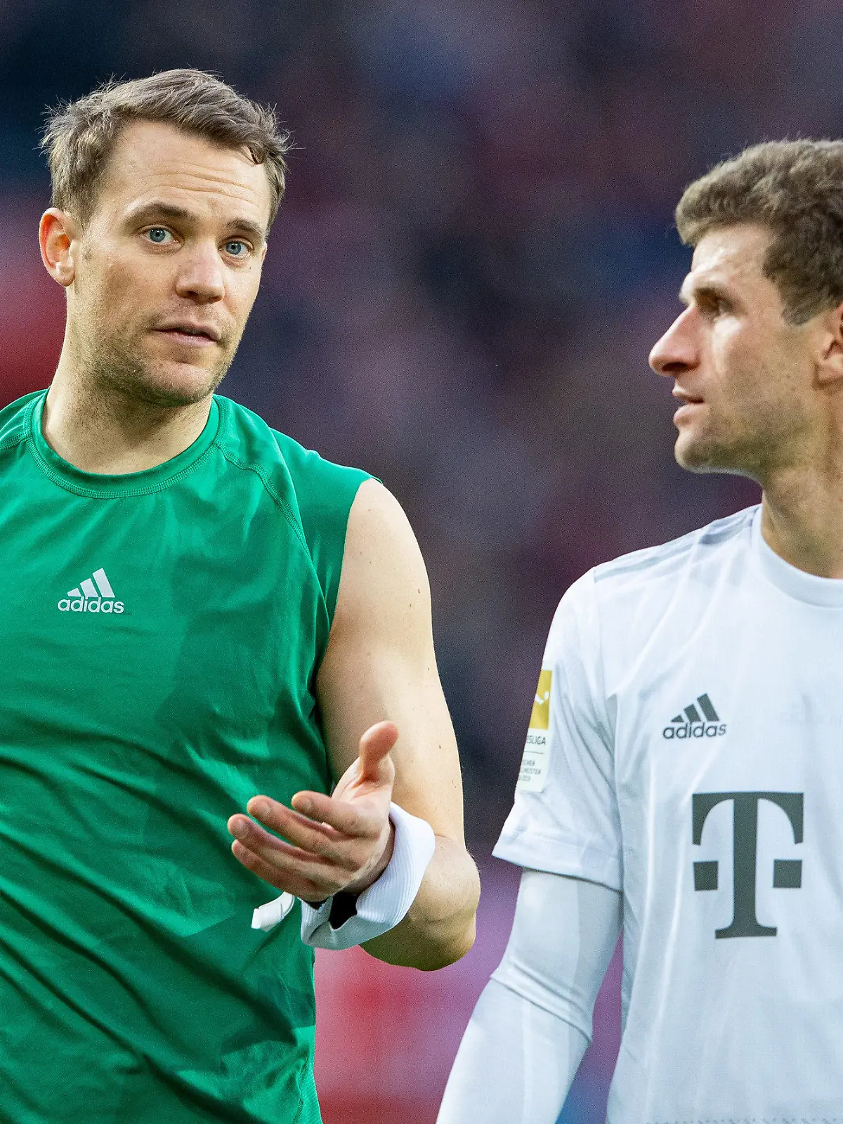 ARCHIV - 16.02.2020, Nordrhein-Westfalen, Köln: Fußball: Bundesliga, 1. FC Köln - Bayern München, 22. Spieltag im RheinEnergie Stadion. Bayerns Manuel Neuer (l) und Bayerns Thomas Müller unterhalten sich nach dem Spiel. (zu dpa: «Müller hofft beim FC Bayern auf Neuers Vertragsverlängerung») (zu dpa: «Flick in München: Kahn glaubt fest an vierte WM von Neuer und Müller») Foto: Guido Kirchner/dpa - WICHTIGER HINWEIS: Gemäß den Vorgaben der DFL Deutsche Fußball Liga bzw. des DFB Deutscher Fußball-Bund ist es untersagt, in dem Stadion und/oder vom Spiel angefertigte Fotoaufnahmen in Form von Sequenzbildern und/oder videoähnlichen Fotostrecken zu verwerten bzw. verwerten zu lassen. +++ dpa-Bildfunk +++