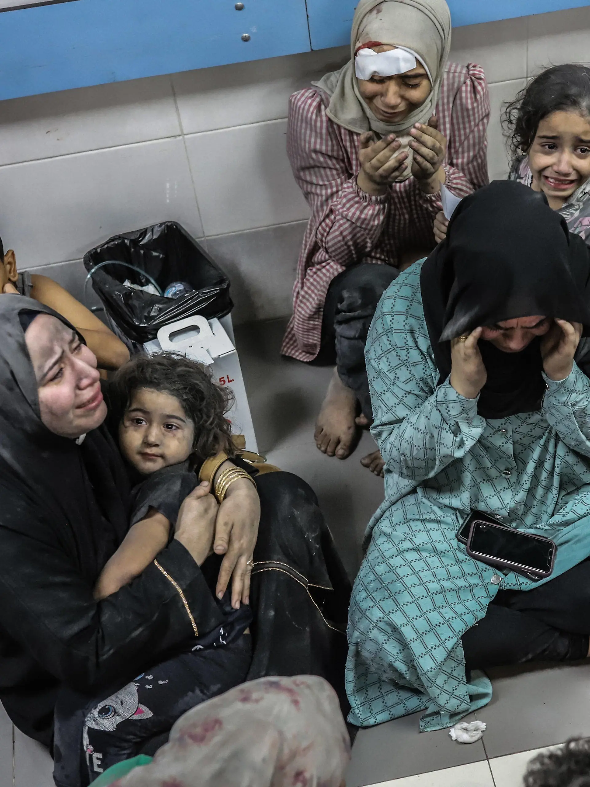 17.10.2023, Palästinensische Gebiete, Gaza-Stadt: Verletzte Palästinenser warten warten auf medizinische Versorgung im Al-Shifa Krankenhaus, nachdem sie im Ahli Arab Krankenhaus im Gazastreifen bei einem Raketeneinschlag verletzt wurden. In dem Ahli Arab Krankenhaus waren nach Angaben des dortigen Gesundheitsministeriums durch einen Raketeneinschlag Hunderte Menschen getötet und verletzt worden. Die genaue Zahl der Todesopfer war zunächst unklar. Woher die Rakete kam und ob es sich um einen Irrläufer handelte ist ebenfalls unklar. Foto: Mohammad Abu Elsebah/dpa +++ dpa-Bildfunk +++