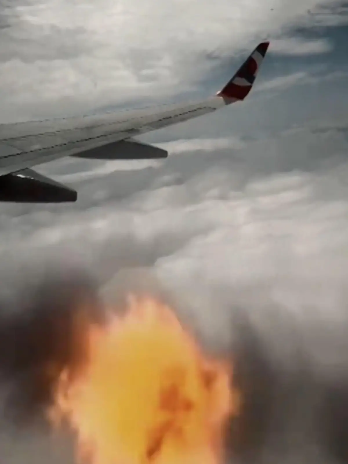 Die Vorstellung allein lässt wahrscheinlich viele Fluggäste erschaudern. Mitten in der Luft explodiert plötzlich das Triebwerk der Maschine. Die dramatischen Aufnahmen sehen Sie im Video.