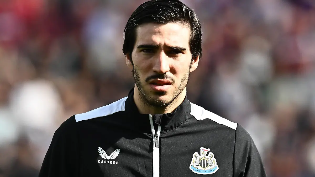 LONDON, ENGLAND - OCTOBER 8: Sandro Tonali of Newcastle United headshot during the Premier League match between West Ham United and Newcastle United at London Stadium on October 8, 2023 in London, E EDITORIAL USE ONLY. No use with unauthorized audio, video, data, fixture lists, club/league logos or live services. Online in-match use limited to 120 images, no video emulation. No use in betting, games or single club/league/player publications West Ham United v Newcastle United - Premier League Copyright: xSebastianxFrej/MBxMediax