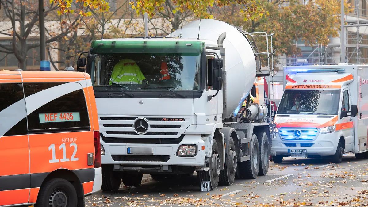 31.10.2022, Berlin: Ein Betonmisch-Fahrzeug steht an der Bundesallee in Berlin-Wilmersdorf, wo eine Radfahrerin  bei dem Verkehrsunfall mit einem Lastwagen lebensgefährlich verletzt wurde. Die Verletzte sei unter dem Betonmischer eingeklemmt worden, teilte ein Sprecher der Feuerwehr mit. Auch der Lkw-Fahrer wurde bei dem Unfall verletzt. Einsatzkräfte der Berliner Feuerwehr sind nach Angaben eines Sprechers wegen Protesten von Klimademonstranten zudem verspätet am Unfallort eingetroffen. Foto: Paul Zinken/dpa - ACHTUNG: Kennzeichen wurde aus rechtlichen Gründen gepixelt +++ dpa-Bildfunk +++