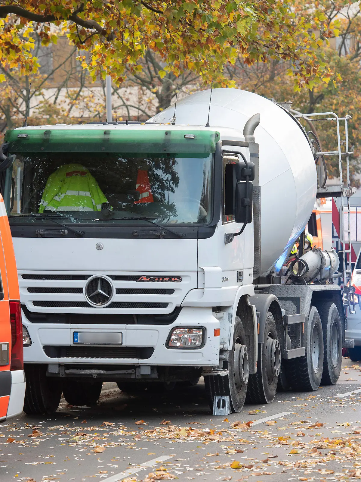 31.10.2022, Berlin: Ein Betonmisch-Fahrzeug steht an der Bundesallee in Berlin-Wilmersdorf, wo eine Radfahrerin  bei dem Verkehrsunfall mit einem Lastwagen lebensgefährlich verletzt wurde. Die Verletzte sei unter dem Betonmischer eingeklemmt worden, teilte ein Sprecher der Feuerwehr mit. Auch der Lkw-Fahrer wurde bei dem Unfall verletzt. Einsatzkräfte der Berliner Feuerwehr sind nach Angaben eines Sprechers wegen Protesten von Klimademonstranten zudem verspätet am Unfallort eingetroffen. Foto: Paul Zinken/dpa - ACHTUNG: Kennzeichen wurde aus rechtlichen Gründen gepixelt +++ dpa-Bildfunk +++
