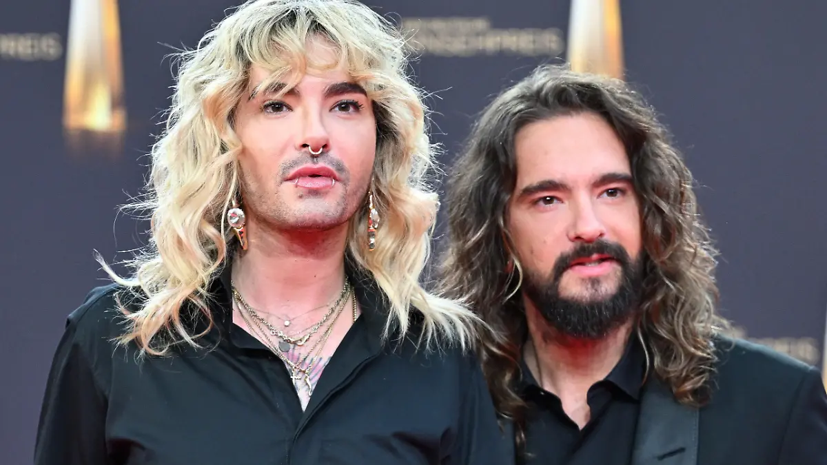 28.09.2023, Nordrhein-Westfalen, Köln: Die Musiker Bill Kaulitz (l) und Tom Kaulitz kommen zur Verleihung der Deutschen Fernsehpreise 2023 ins Coloneum. Der Deutsche Fernsehpreis wird für die Programmsaison 2022/23 in Köln verliehen. Foto: Henning Kaiser/dpa +++ dpa-Bildfunk +++