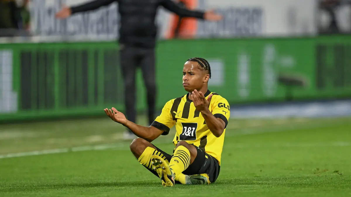  GER, 1.FBL, Bundesliga, VfL Wolfsburg vs. Borussia Dortmund / 08.11.2022, Volkswagen-Arena, Wolfsburg, GER, 1.FBL, Bundesliga, VfL Wolfsburg vs. Borussia Dortmund im Bild / picture shows Karim Adeyemi Borussia Dortmund 27 sitzt am Boden und regt sich auf. *** GER, 1 FBL, Bundesliga, VfL Wolfsburg vs Borussia Dortmund 08 11 2022, Volkswagen Arena, Wolfsburg, GER, 1 FBL, Bundesliga, VfL Wolfsburg vs Borussia Dortmund in picture picture shows Karim Adeyemi Borussia Dortmund 27 sits on the ground and gets upset nordphotoxGmbHx/xTeresaxKroeger nordphoto00008