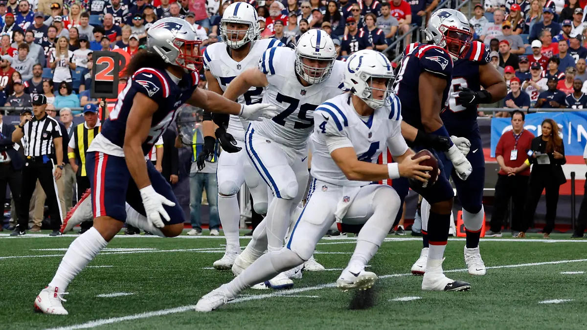 FOXBOROUGH, MA - NOVEMBER 06: Indianapolis Colts quarterback Sam Ehlinger 4 tries to escape from New England Patriots linebacker Jahlani Tavai 48 during a game between the New England Patriots and the Indianapolis Colts on November 6, 2022, at Gillette Stadium in Foxborough, Massachusetts. Photo by Fred Kfoury III/Icon Sportswire NFL, American Football Herren, USA NOV 06 Colts at Patriots Icon482221106027
