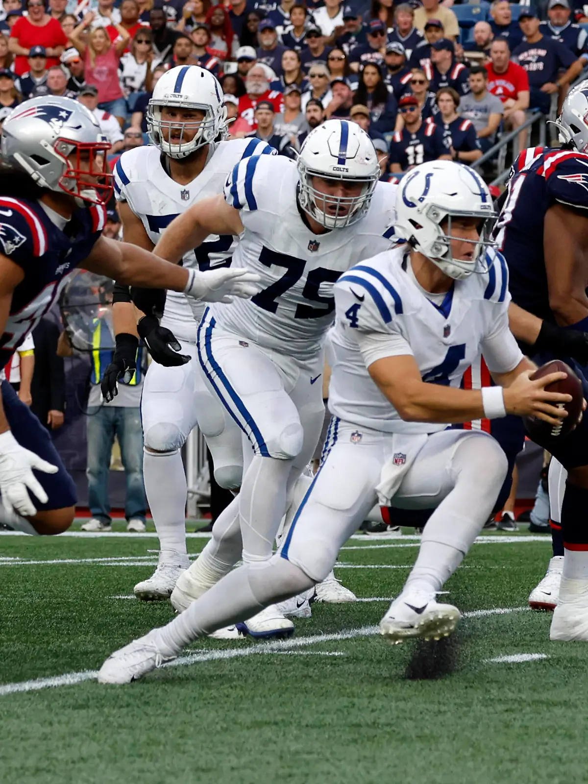 FOXBOROUGH, MA - NOVEMBER 06: Indianapolis Colts quarterback Sam Ehlinger 4 tries to escape from New England Patriots linebacker Jahlani Tavai 48 during a game between the New England Patriots and the Indianapolis Colts on November 6, 2022, at Gillette Stadium in Foxborough, Massachusetts. Photo by Fred Kfoury III/Icon Sportswire NFL, American Football Herren, USA NOV 06 Colts at Patriots Icon482221106027