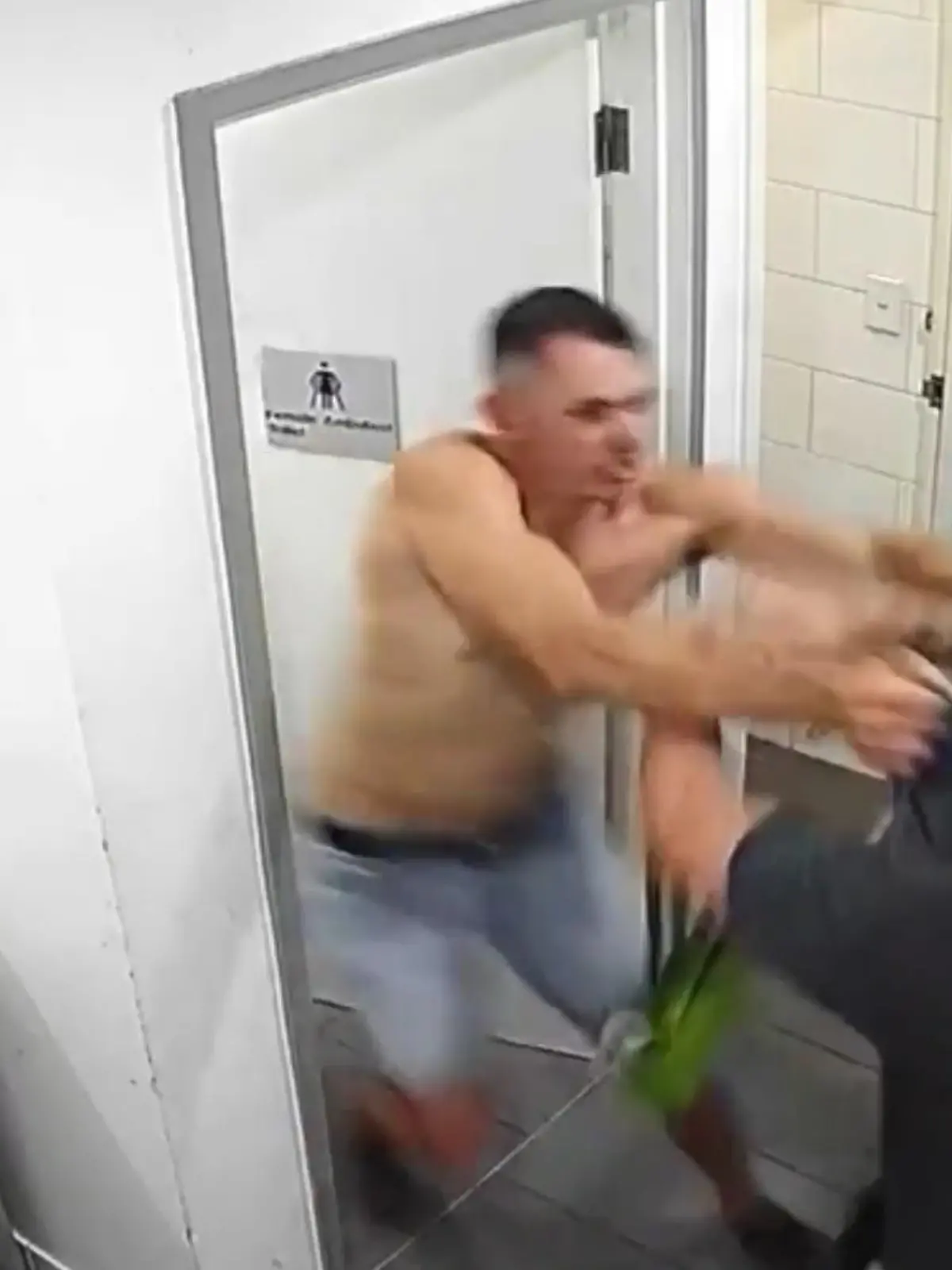 Beim nächsten Klopfer an eine Toilettentür wird diese Reinigungskraft wohl direkt in Deckung gehen! Dieser Angestellter in einem Nachtclub hat ganz schön einen drüber bekommen, und das nur, weil er zur falschen Zeit an die falsche Tür geklopft hat... Autsch!