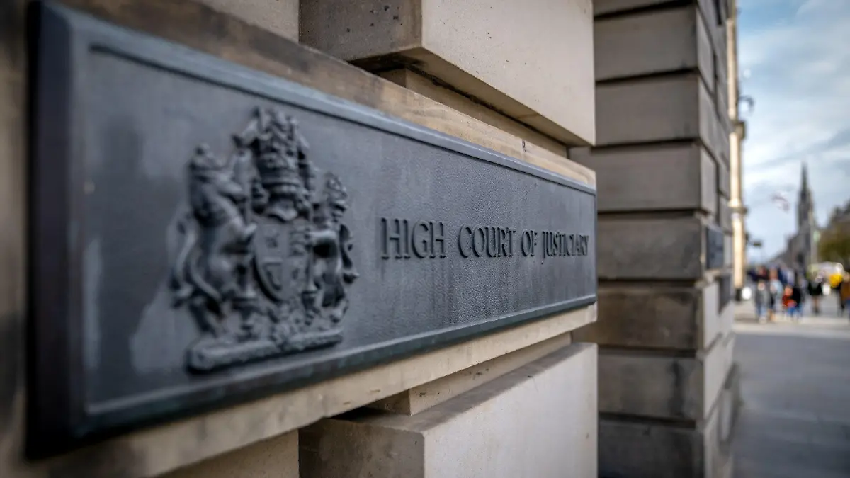 18.10.2023, Großbritannien, Edinburgh: Haupteingang des High Court in Edinburgh, wo ein 53-Jährigen zu 20 Jahren Haft. Weil er als Frau gekleidet ein Grundschulkind entführt und das Mädchen über 27 Stunden missbraucht hat, muss der Mann für lange Zeit ins Gefängnis. Foto: Jane Barlow/PA Wire/dpa +++ dpa-Bildfunk +++