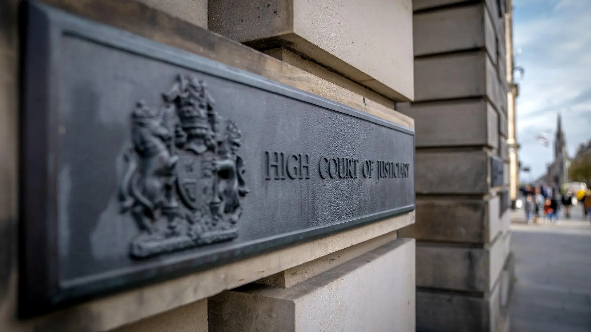 18.10.2023, Großbritannien, Edinburgh: Haupteingang des High Court in Edinburgh, wo ein 53-Jährigen zu 20 Jahren Haft. Weil er als Frau gekleidet ein Grundschulkind entführt und das Mädchen über 27 Stunden missbraucht hat, muss der Mann für lange Zeit ins Gefängnis. Foto: Jane Barlow/PA Wire/dpa +++ dpa-Bildfunk +++