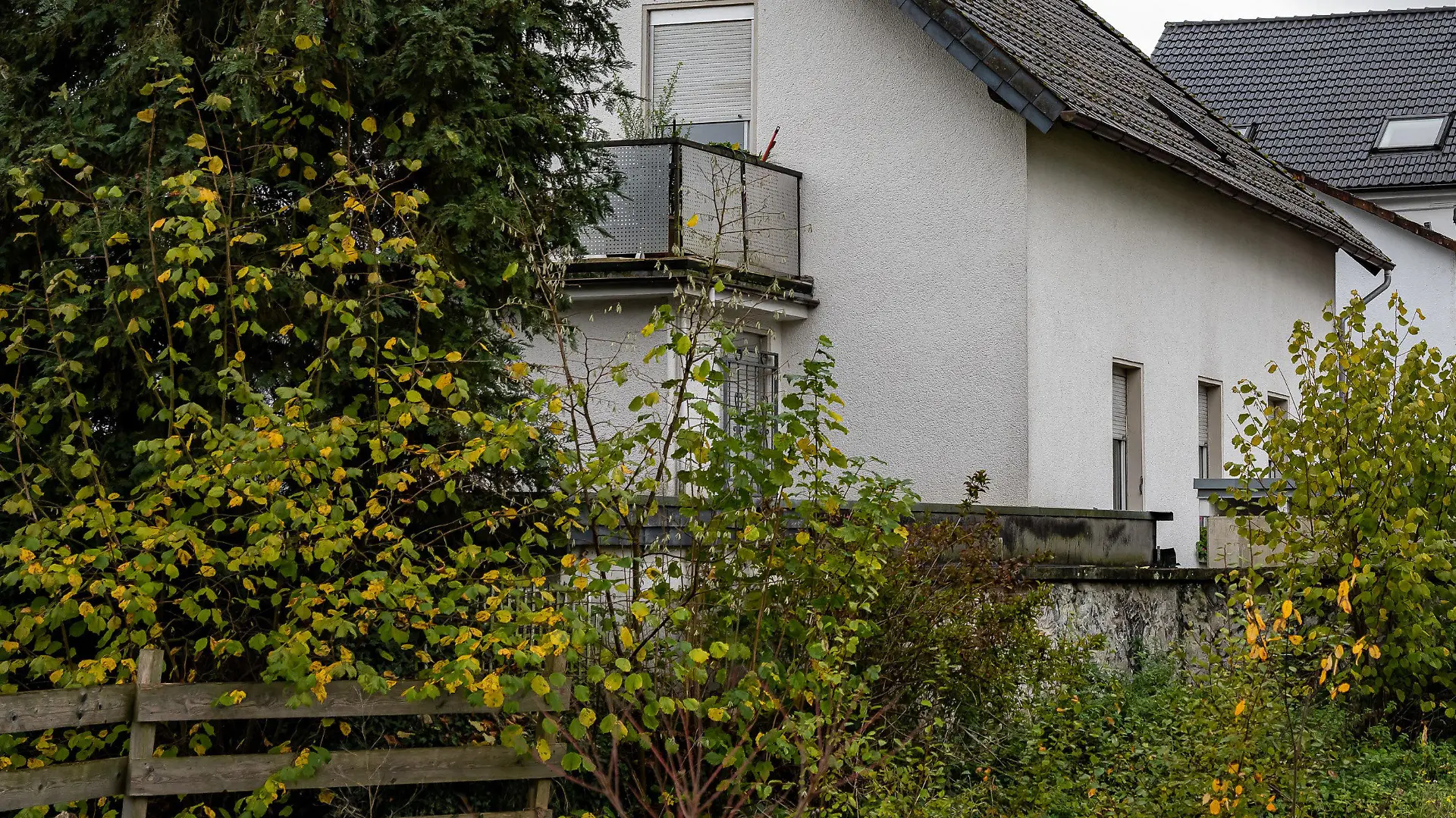 07.11.2022, Nordrhein-Westfalen, Attendorn: Blick auf das Haus im sauerländischen Attendorn, in dem ein achtjähriges Mädchen fast sein gesamtes Leben lang  festgehalten worden sein soll. Gegen die Mutter des Kindes und die Großeltern ermittelt die Staatsanwaltschaft in Siegen wegen Freiheitsberaubung und Misshandlung von Schutzbefohlenen. Foto: Markus Klümper/dpa +++ dpa-Bildfunk +++