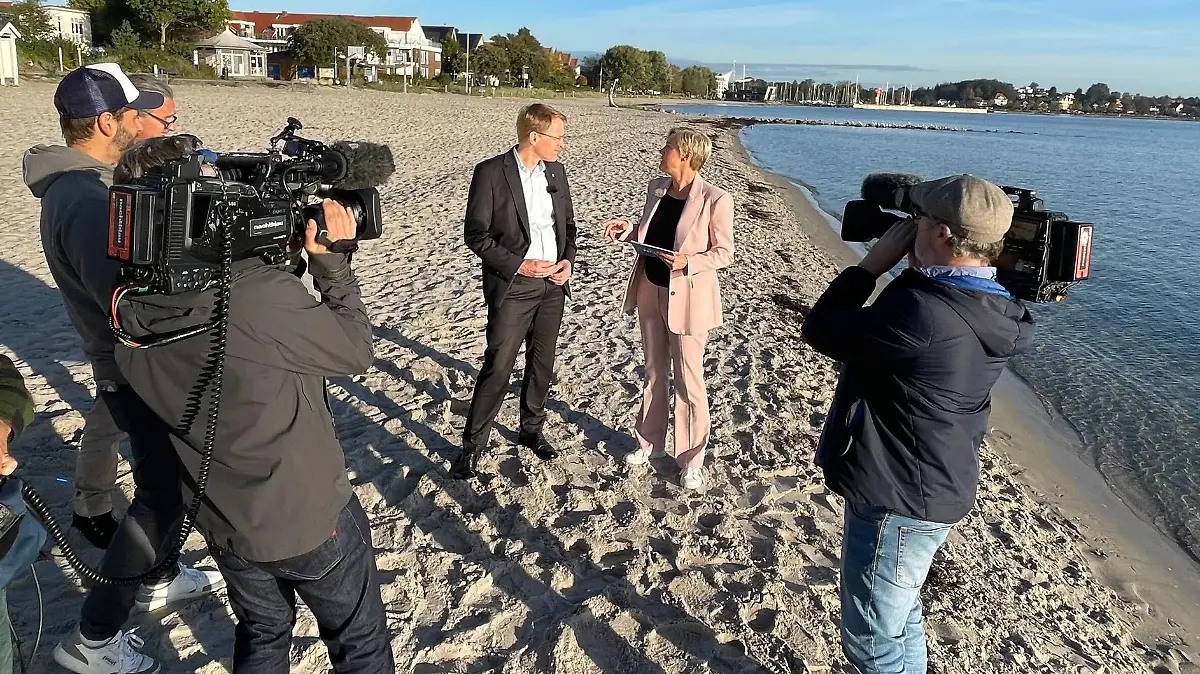 Schleswig-Holsteins Ministerpräsident Daniel Günther (CDU) und Kirsten von Keitz, Chefin vom Dienst vom RTL Nord-Studio Kiel.