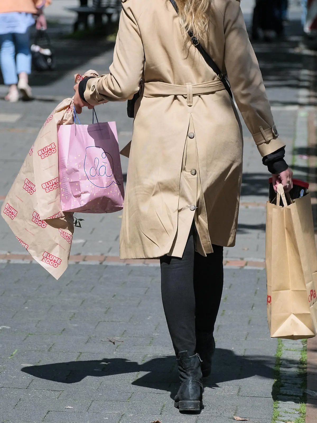 Düsseldorf 07.08.2023 Schadowstraße Einkaufsstrasse Hystreet Einkaufsstraße Shoppingmeile Einkaufsmeile Einkaufen Einzelhandel Fussgängerzone Einkaufsbummel Einkaufstasche Einkaufstaschen Einkaufstraße Einkaufstrasse Modemeile Menschenmasse Menschenmenge Inflation Bürgergeld Trenchcoat Übergangsmantel Düsseldorf Nordrhein-Westfalen Deutschland *** Düsseldorf 07 08 2023 Schadowstraße shopping street Hystreet shopping street shopping mile shopping mile shopping retail pedestrian zone shopping stroll shopping bag shopping bags shopping street shopping street fashion mile crowd crowd inflation citizen money trench coat transition coat Düsseldorf North Rhine Westphalia Germany