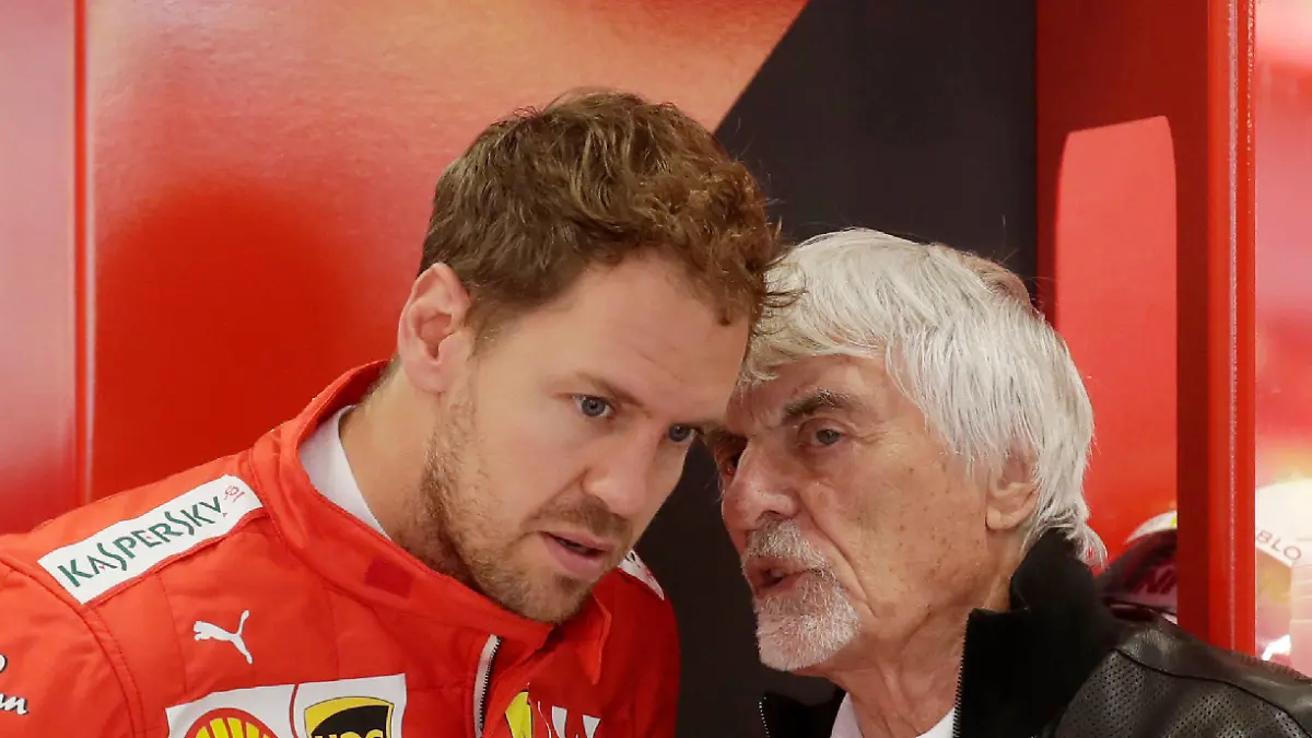 ARCHIV - 16.11.2019, Brasilien, Sao Paulo: Motorsport: Formel-1-Weltmeisterschaft, Grand Prix von Brasilien, 3. Freies Training: Bernie Ecclestone (r), ehemaliger Geschäftsführer der Formel-1, spricht mit Sebastian Vettel aus Deutschland vom Team Ferrari. (zu dpa: «Ecclestones Empfehlung für Vettel: Karriereende oder Wechsel») Foto: Silvia Izquierdo/AP/dpa +++ dpa-Bildfunk +++