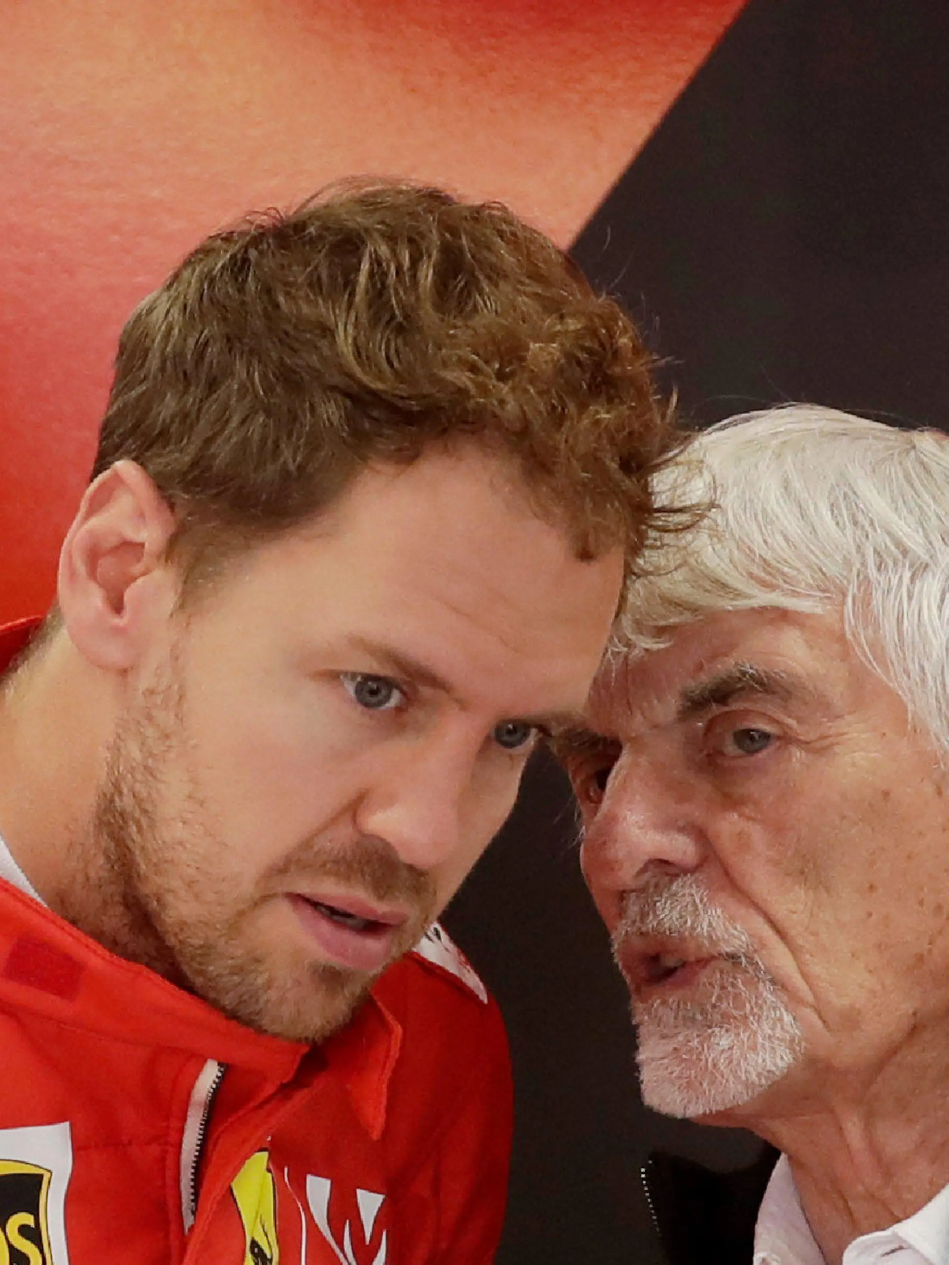 ARCHIV - 16.11.2019, Brasilien, Sao Paulo: Motorsport: Formel-1-Weltmeisterschaft, Grand Prix von Brasilien, 3. Freies Training: Bernie Ecclestone (r), ehemaliger Geschäftsführer der Formel-1, spricht mit Sebastian Vettel aus Deutschland vom Team Ferrari. (zu dpa: «Ecclestones Empfehlung für Vettel: Karriereende oder Wechsel») Foto: Silvia Izquierdo/AP/dpa +++ dpa-Bildfunk +++
