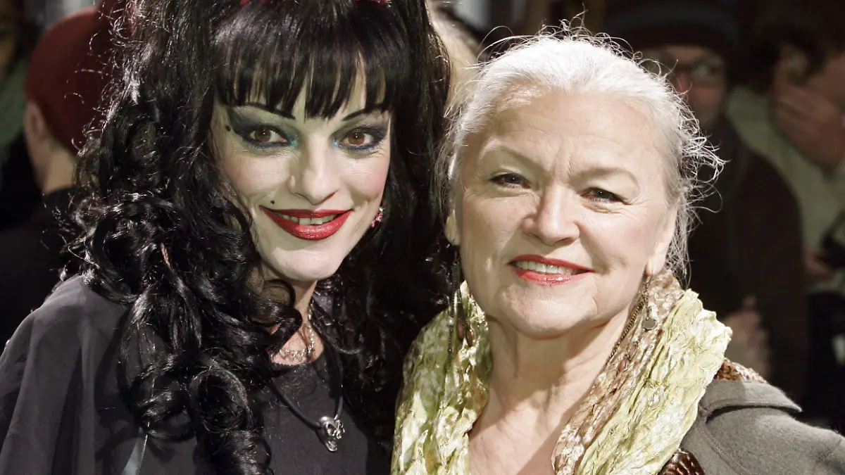 Die Darstellerin aus dem Film "7 Zwerge - Der Wald ist nicht genug", Nina Hagen (l) posiert am Dienstag (24.10.2006) während der Premiere in Hamburg für die Fotografen zusammen mit ihrer Mutter Eva Maria Hagen. Die Märchenparodie ist die Fortsetzung des Kassenschlagers "7 Zwerge - Männer allein im Wald", der im Jahr 2004 rund 6,8 Millionen Zuschauer in die Kinos lockte. Foto: Ulrich Perrey dpa +++(c) dpa - Report+++