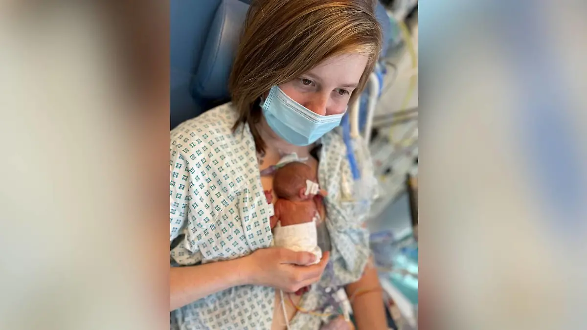 Baby Isla und Lauren Omster (27).