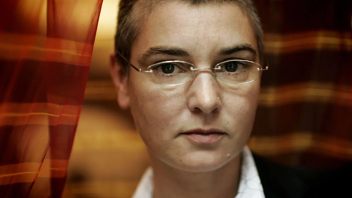 Oct 21, 2007 - Toronto, Ontario, Canada - Having talked to Oprah this month about her bipolar disorder and a suicide attempt, SINEAD O CONNOR talks about much broader issues while in Toronto. PUBLICATIONxINxGERxSUIxAUTxONLY - ZUMAt14_ 20071021_mdm_t14_075
OCT 21 2007 Toronto Ontario Canada Having talked to Oprah This Month About her bipolar Disorder and a Suicide attempt Sinead O Connor Talks About Much Broader Issues while in Toronto PUBLICATIONxINxGERxSUIxAUTxONLY ZUMAt14_ 20071021_mdm_t14_075