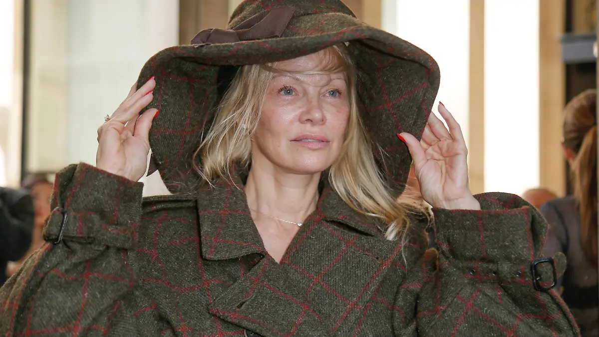Pamela Anderson - Outside arrivals at the Andreas Kronthaler for Vivienne Westwood womenswear Spring/Summer 2024 fashion show as part of the Paris Fashion Week, in Paris, France on September 30, 2023.//03HAEDRICHJM_JMH.0023/Credit:JM HAEDRICH/SIPA/2310010751