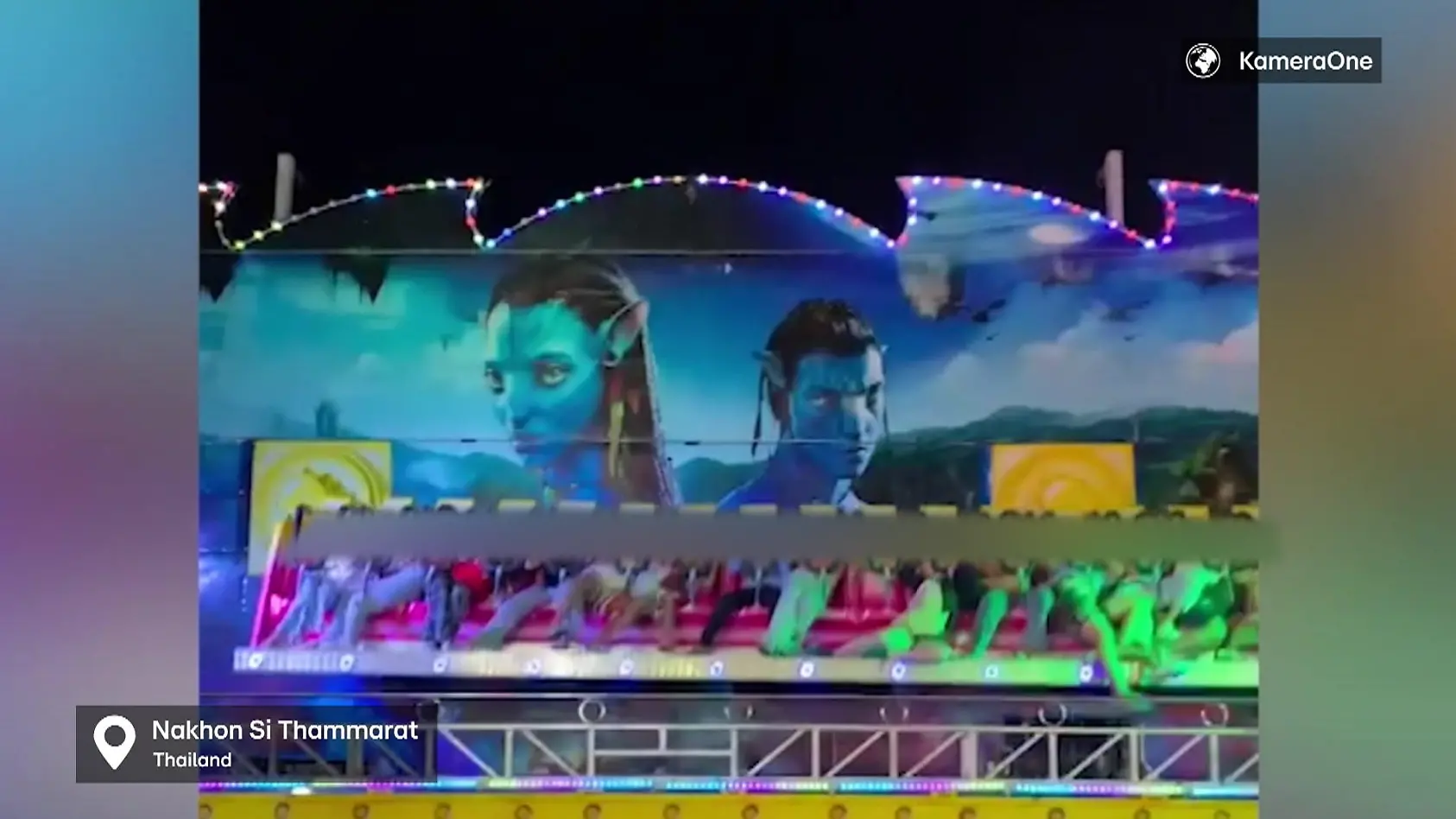 Mädchen fliegt aus Fahrgeschäft