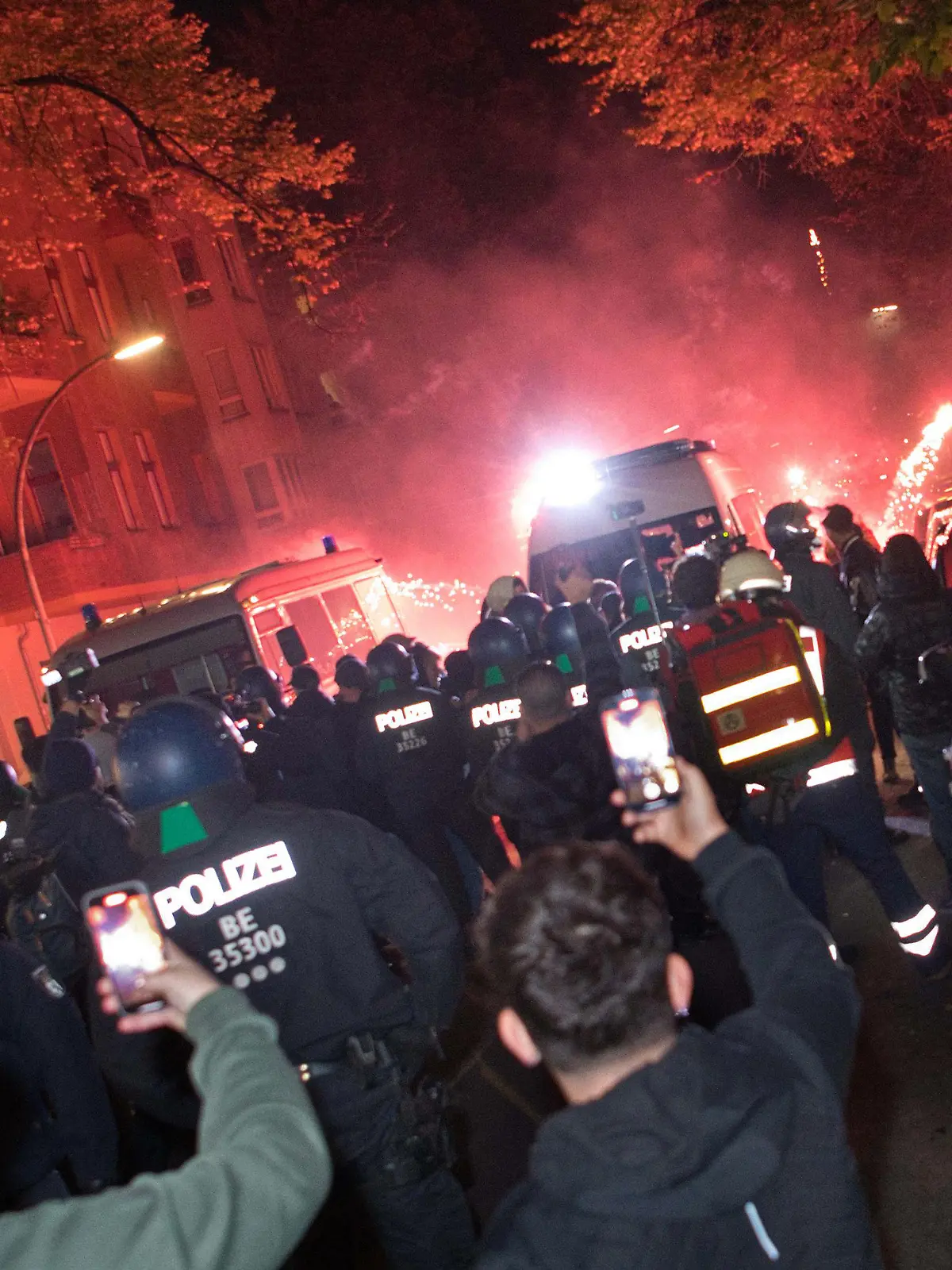 18.10.2023, Berlin: Teilnehmer einer verbotenen Pro-Palästina-Demonstration zünden in der Nähe der Sonnenallee im Bezirk Neukölln Pyrotechnik. Es wurden auch Steine und Flaschen auf Polizistinnen und Polizisten geworfen, teilte die Polizei auf der Plattform X, früher Twitter, mit. Foto: Paul Zinken/dpa +++ dpa-Bildfunk +++