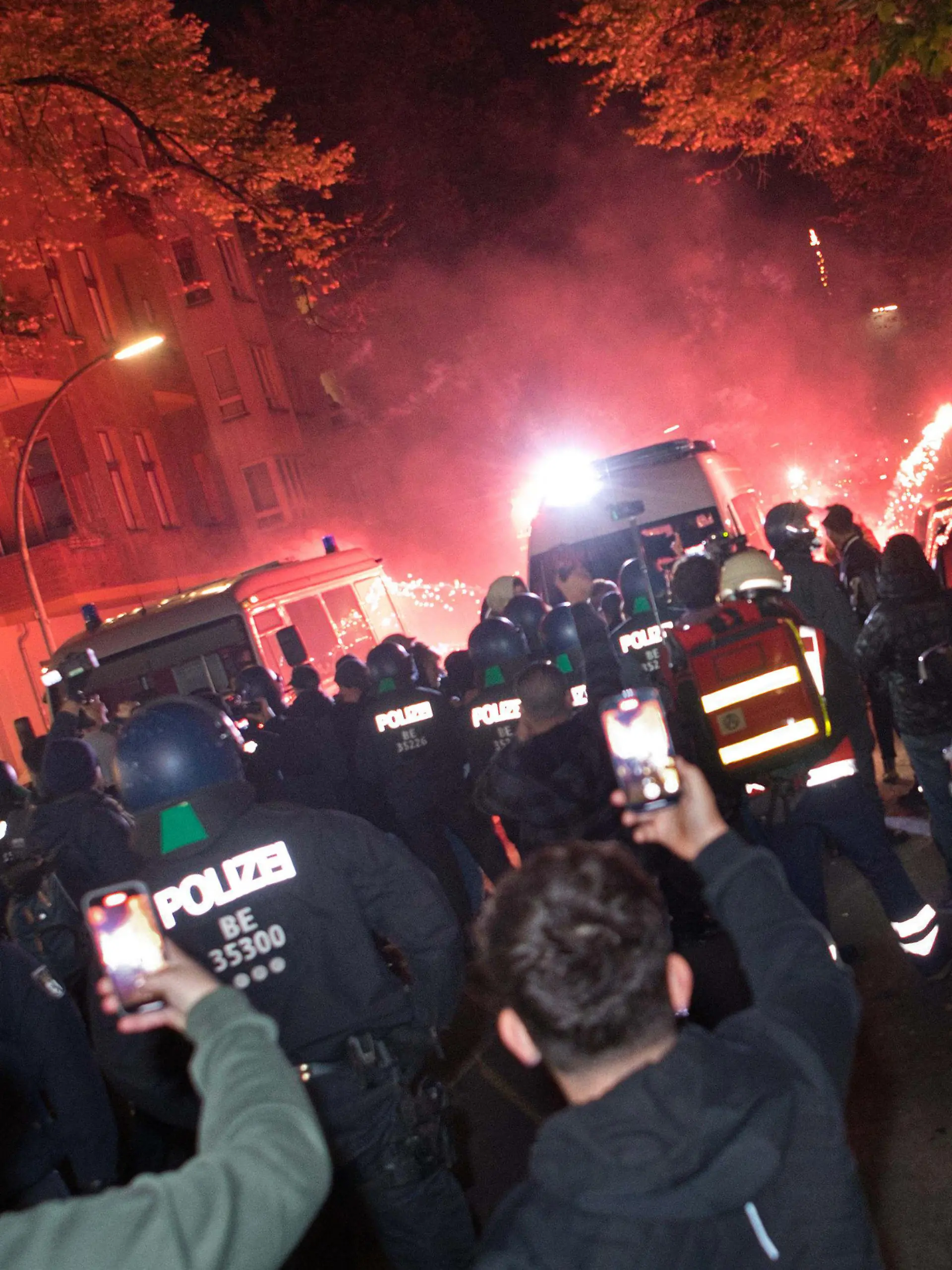 18.10.2023, Berlin: Teilnehmer einer verbotenen Pro-Palästina-Demonstration zünden in der Nähe der Sonnenallee im Bezirk Neukölln Pyrotechnik. Es wurden auch Steine und Flaschen auf Polizistinnen und Polizisten geworfen, teilte die Polizei auf der Plattform X, früher Twitter, mit. Foto: Paul Zinken/dpa +++ dpa-Bildfunk +++