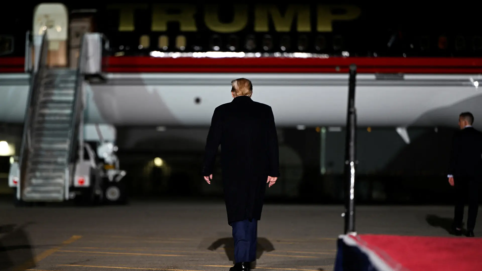 Former U.S. President Donald Trump walks towards a plane at a rally to support Republican candidates ahead of midterm elections, in Dayton, Ohio, U.S. November 7, 2022.  REUTERS/Gaelen Morse