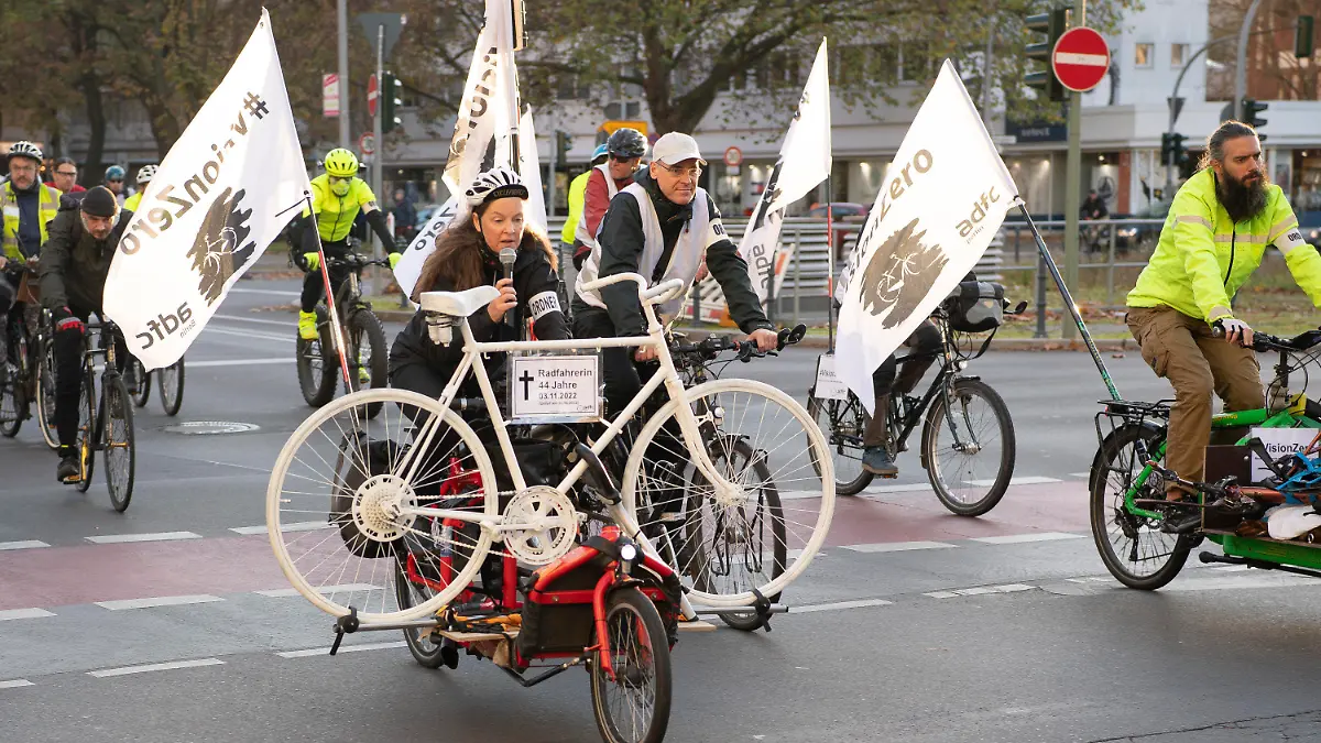06.11.2022, Berlin: Teilnehmer einer Mahnwache für eine gestorbene Radfahrerin bringen ein sogenanntes Geisterrad zum Treffpunkt an der Bundesallee. Dort war es am 31.10.2022 zu einem Verkehrsunfall zwischen einem Lkw und einer Radfahrerin gekommen. Die Frau starb einige Tage später im Krankenhaus. Foto: Paul Zinken/dpa +++ dpa-Bildfunk +++