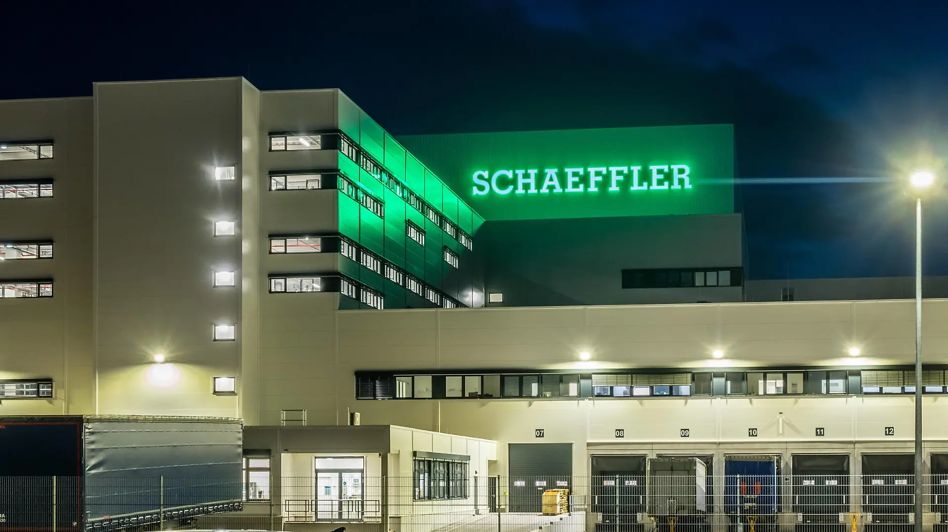 Im Industriegebiet Star Park ,nördlich der Stadt Halle Saale an der Autobahn A14 startet der Autozulieferer Schaeffler sein neues Europa-Logistikzentrum . Das Logistikzentrum für Autoersatzteile dient auch als Zentrallager für Deutschland,Österreich und die Schweiz. Symbolbild mit Schaeffler-Logo für die Schaeffler Group. *** The automotive supplier Schaeffler is starting its new European Logistics Center in the Star Park industrial estate north of the city of Halle Saale on the A14 motorway The logistics center for automotive spare parts also serves as the central warehouse for Germany, Austria and Switzerland Symbol image with Schaeffler logo for the Schaeffler Group