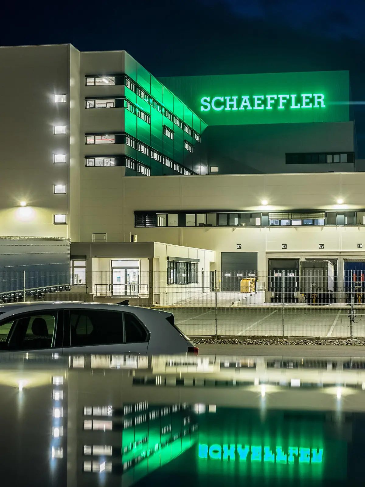  Im Industriegebiet Star Park ,nördlich der Stadt Halle Saale an der Autobahn A14 startet der Autozulieferer Schaeffler sein neues Europa-Logistikzentrum . Das Logistikzentrum für Autoersatzteile dient auch als Zentrallager für Deutschland,Österreich und die Schweiz. Symbolbild mit Schaeffler-Logo für die Schaeffler Group. *** The automotive supplier Schaeffler is starting its new European Logistics Center in the Star Park industrial estate north of the city of Halle Saale on the A14 motorway The logistics center for automotive spare parts also serves as the central warehouse for Germany, Austria and Switzerland Symbol image with Schaeffler logo for the Schaeffler Group