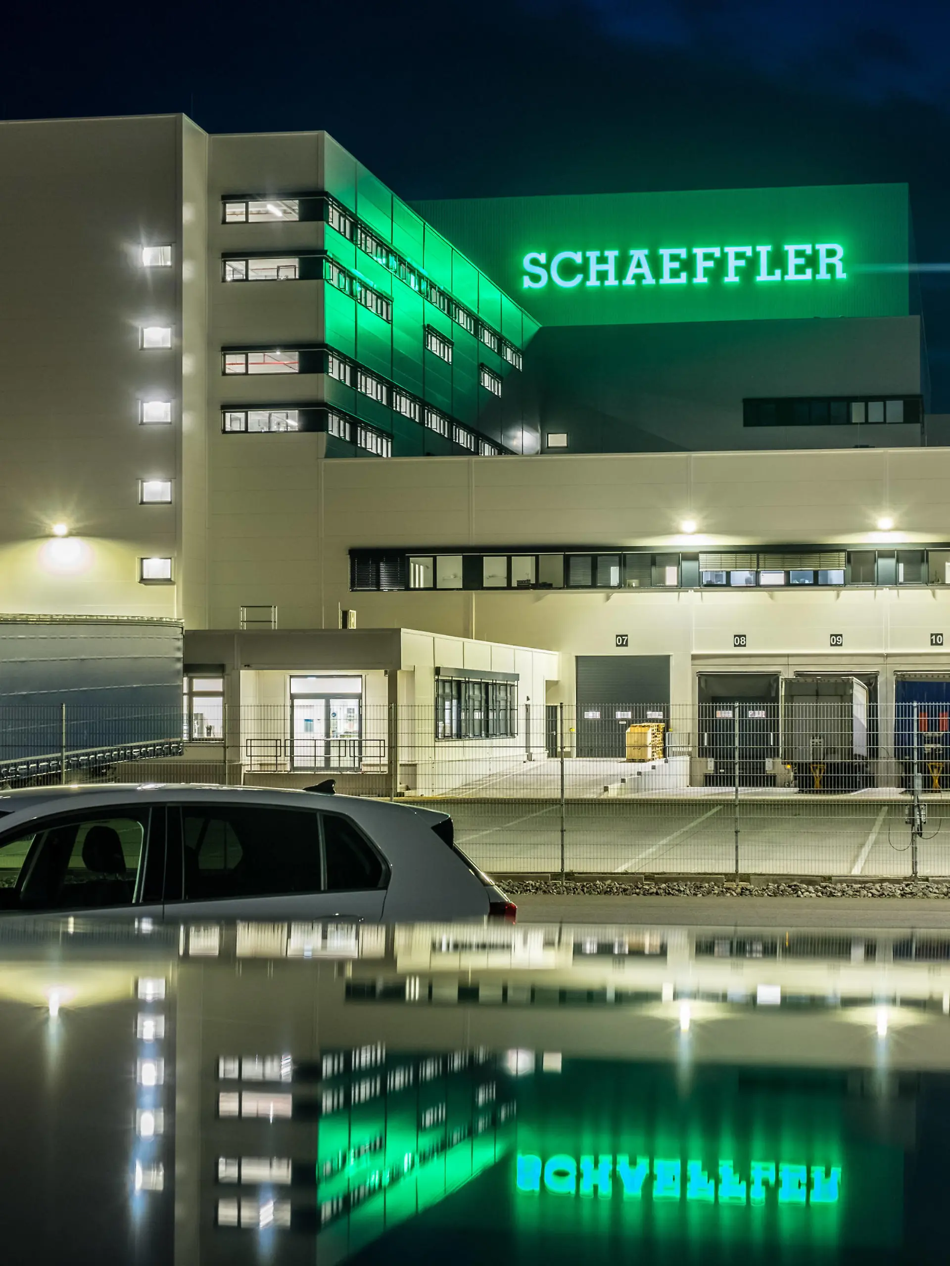  Im Industriegebiet Star Park ,nördlich der Stadt Halle Saale an der Autobahn A14 startet der Autozulieferer Schaeffler sein neues Europa-Logistikzentrum . Das Logistikzentrum für Autoersatzteile dient auch als Zentrallager für Deutschland,Österreich und die Schweiz. Symbolbild mit Schaeffler-Logo für die Schaeffler Group. *** The automotive supplier Schaeffler is starting its new European Logistics Center in the Star Park industrial estate north of the city of Halle Saale on the A14 motorway The logistics center for automotive spare parts also serves as the central warehouse for Germany, Austria and Switzerland Symbol image with Schaeffler logo for the Schaeffler Group