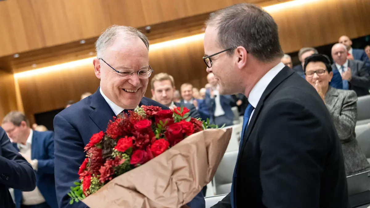 08.11.2022, Niedersachsen, Hannover: Grant Hendrik Tonne (SPD, r), Vorsitzender der SPD-Fraktion Niedersachsen, gratuliert Stephan Weil (SPD, l) zur Wiederwahl zum Ministerpräsidenten von Niedersachsen während der konstituierenden Sitzung im niedersächsischen Landtag. Foto: Sina Schuldt/dpa +++ dpa-Bildfunk +++