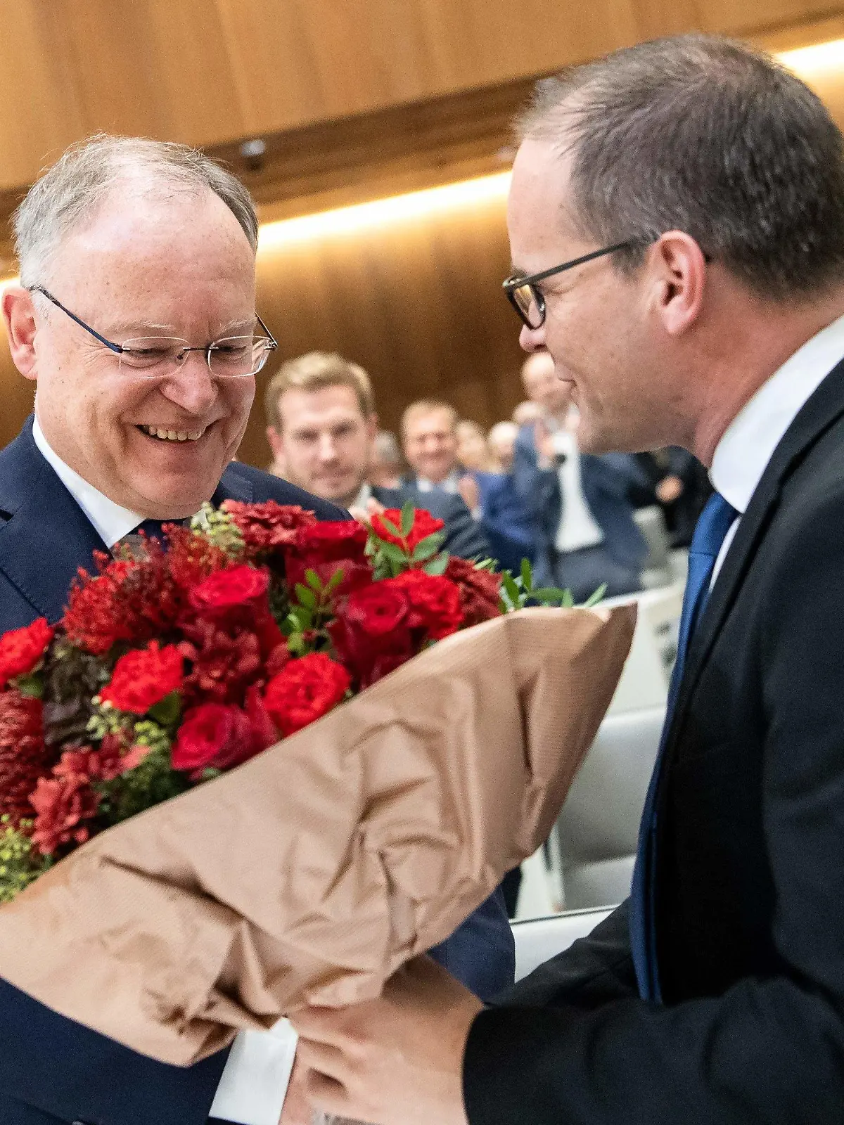 08.11.2022, Niedersachsen, Hannover: Grant Hendrik Tonne (SPD, r), Vorsitzender der SPD-Fraktion Niedersachsen, gratuliert Stephan Weil (SPD, l) zur Wiederwahl zum Ministerpräsidenten von Niedersachsen während der konstituierenden Sitzung im niedersächsischen Landtag. Foto: Sina Schuldt/dpa +++ dpa-Bildfunk +++
