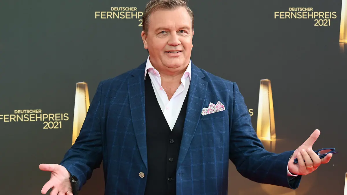 ARCHIV - 16.09.2021, Nordrhein-Westfalen, Köln: Hape Kerkeling, Entertainer, Bestsellerautor und Komiker, kommt zur Verleihung des Deutschen Fernsehpreises 2021. (zu dpa «Hape Kerkeling: «Dieses Land hat ein gewaltiges Problem») Foto: Henning Kaiser/dpa +++ dpa-Bildfunk +++