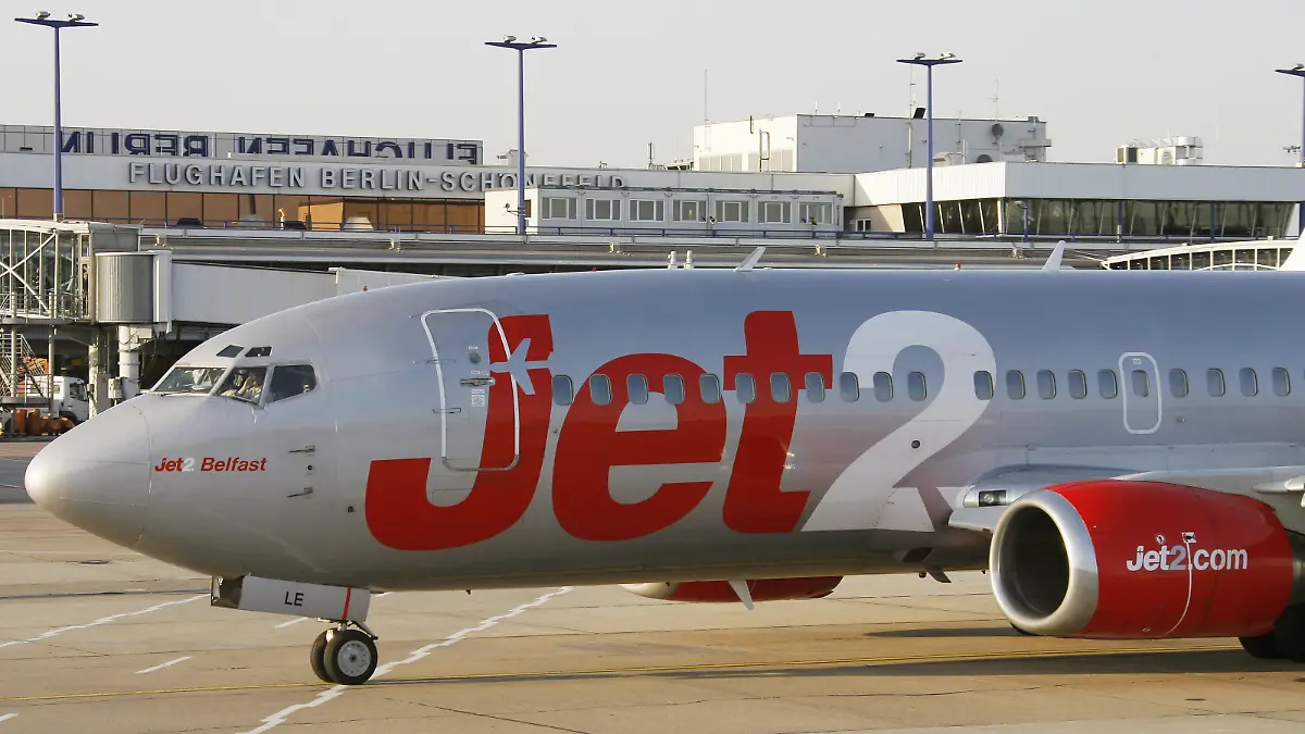 Eine Boeing 737-300 der britischen Low-Cost-Airline Jet2 startet am Dienstag (27.03.2007) auf dem Flughafen Berlin-Schönefeld. Die Fluglinie die derzeit vier mal wöchentlich nach Manchester startet, will ihr Angebot auf sechs Flüge pro Woche (täglich außer Samstag) aufstocken. Der Einstieg von Jet2 in den Berliner Luftverkehrsmarkt erhöht die Zahl der Billigfluggesellschaften in Berlin auf 15 Airlines. Foto: Bernd Settnik dpa/lbn +++(c) dpa - Bildfunk+++